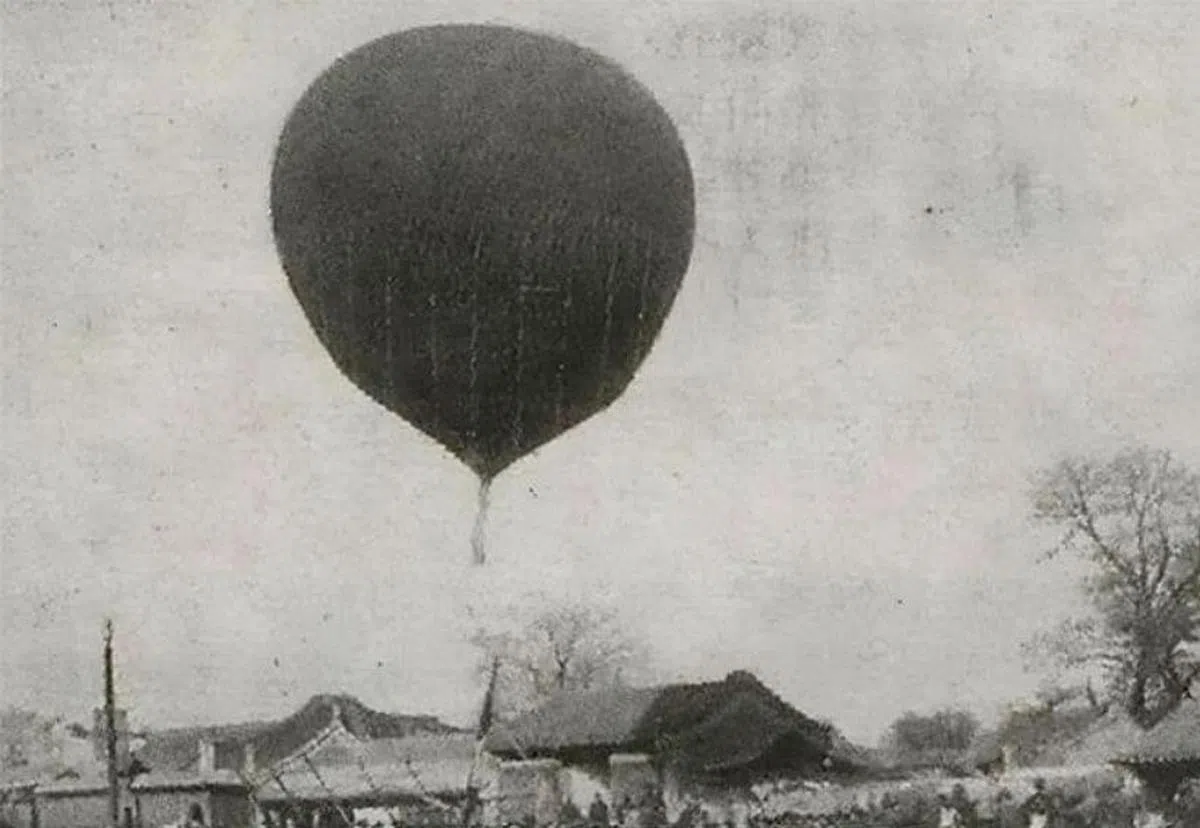 图中一个巨型气球正下落至村庄上空。这张黑白图片在许多描述1974年击落美国间谍气球的网文中均有出现。（互联网）