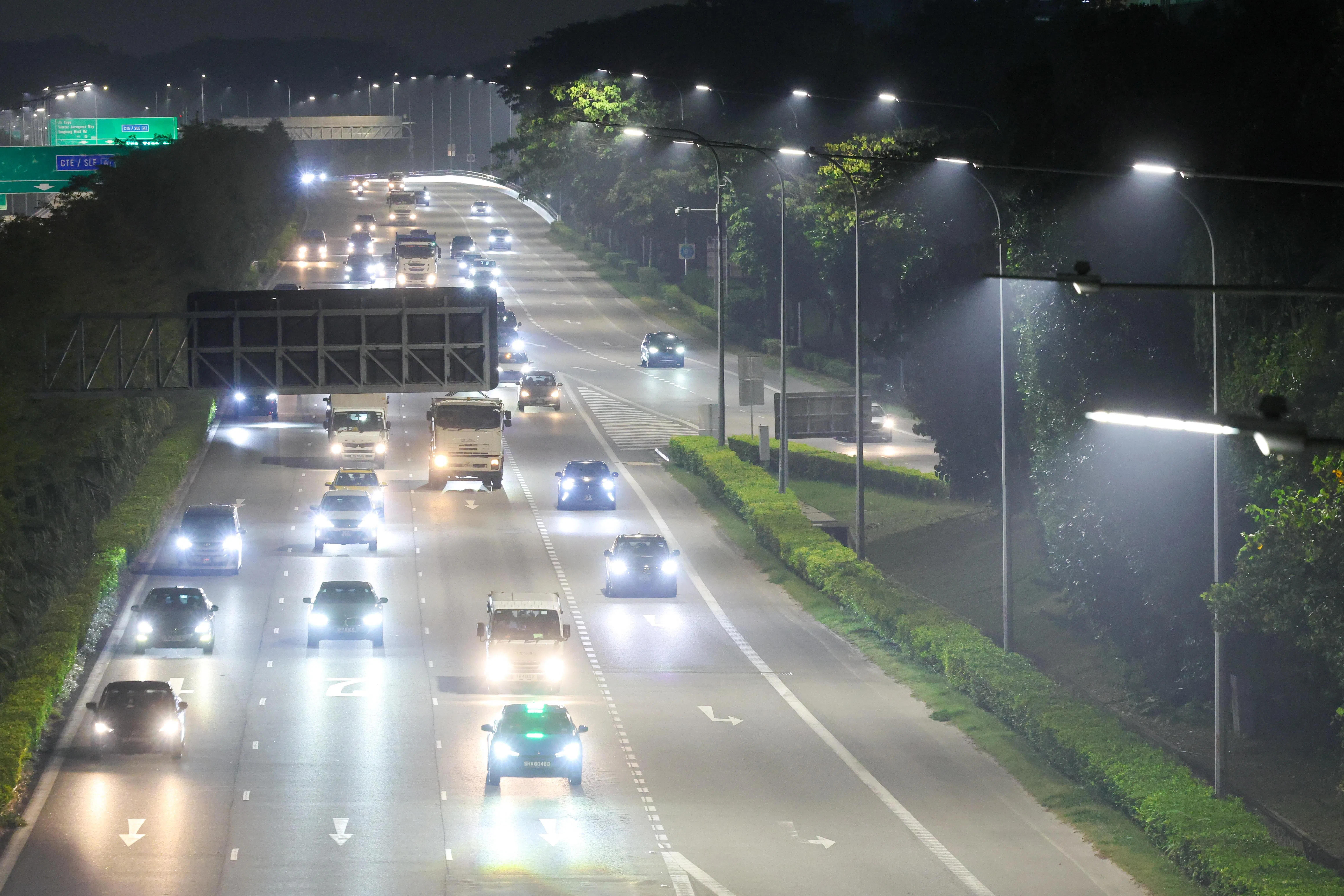 榜鹅一带的道路星期五晚上受到烟霾的影响。（林明顺摄）