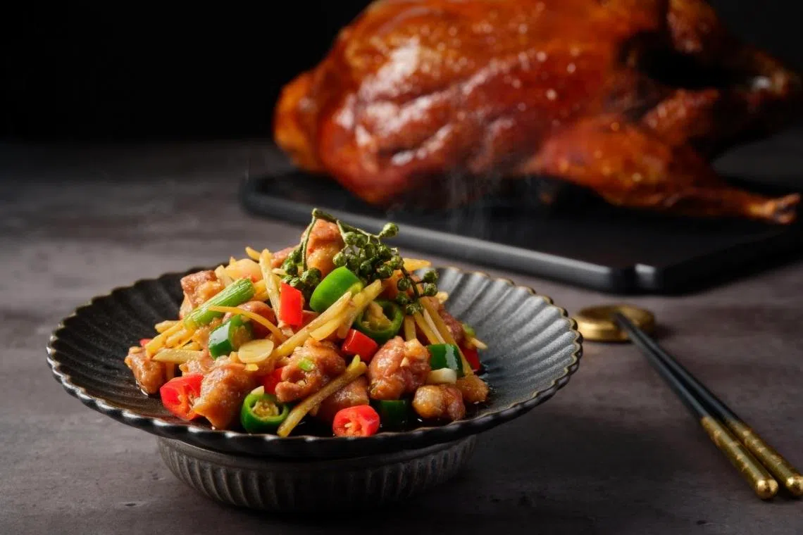 大华银行大厦四川豆花饭庄的北京鸭自助餐，备有子姜鸭丁等鸭主题菜肴。（餐馆提供）