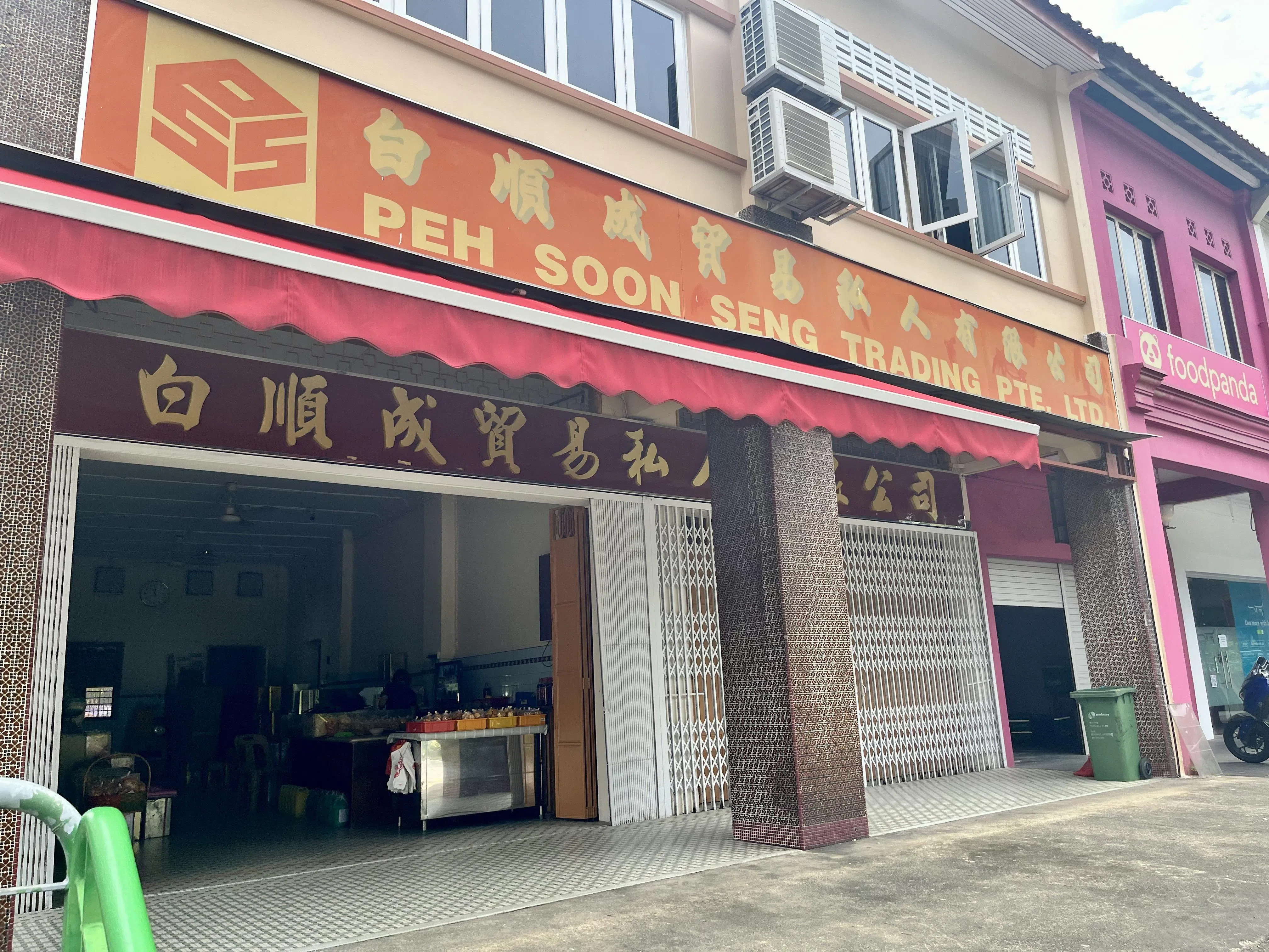 繁忙的武吉知马路上段，难得有这样一家凝固了时间的传统饼干店。（陈映蓁摄）