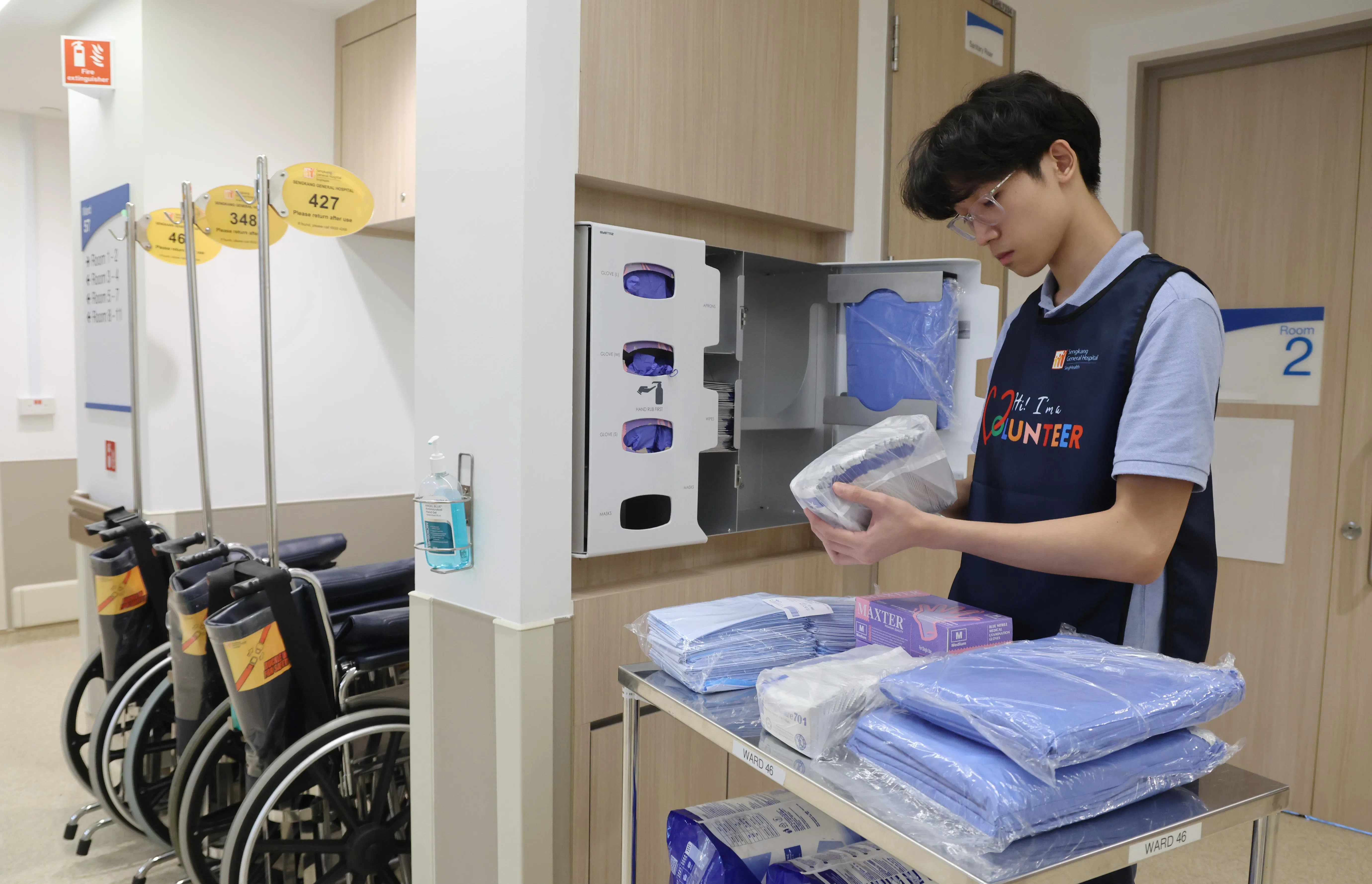 检查病房并补充病房的日常必需品，如敷料、尿布和湿巾，是陈彦伟当“守夜者”的职责之一。（唐家鸿摄）