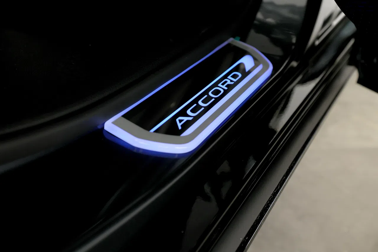 车门框融入标志灯装饰，营造高级感十足的迎宾氛围。（龙国雄摄）