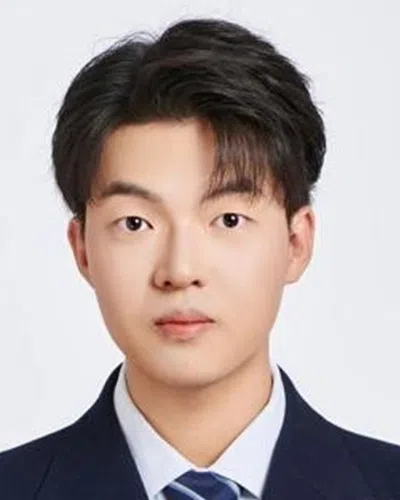 王博涵在大学期间加入了多个社团，进一步压缩了他的睡眠时间。（受访者提供）