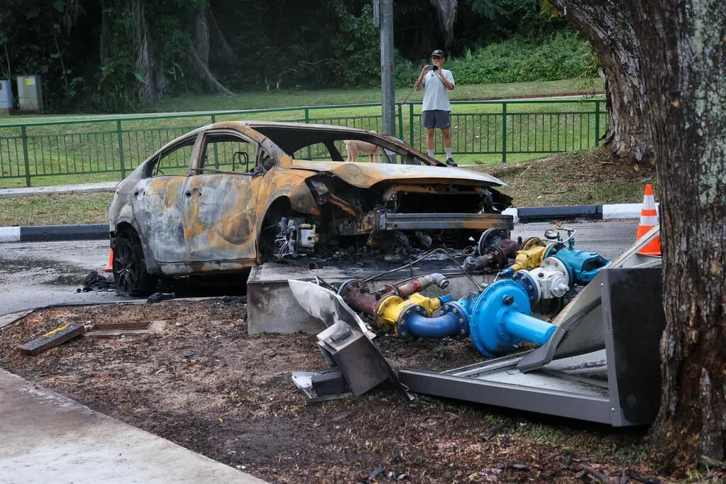 汽车亚当路失控撞煤气阀门 现场窜出数公尺高火舌