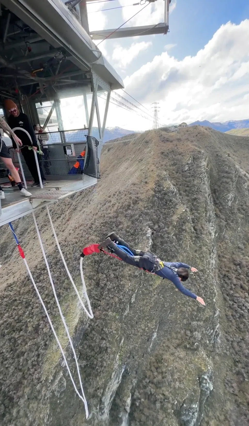 李俊纬玩高空弹跳，笑称自己的姿势不够帅气，想再跳一次。（受访者提供）