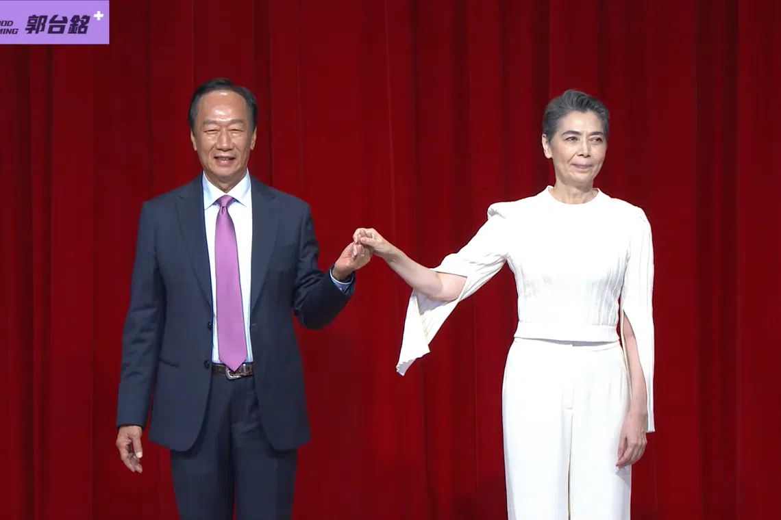 鸿海创办人郭台铭（左）星期四早上宣布与台湾女艺人赖佩霞搭档参选2024年台湾总统选举。（直播视频截屏）