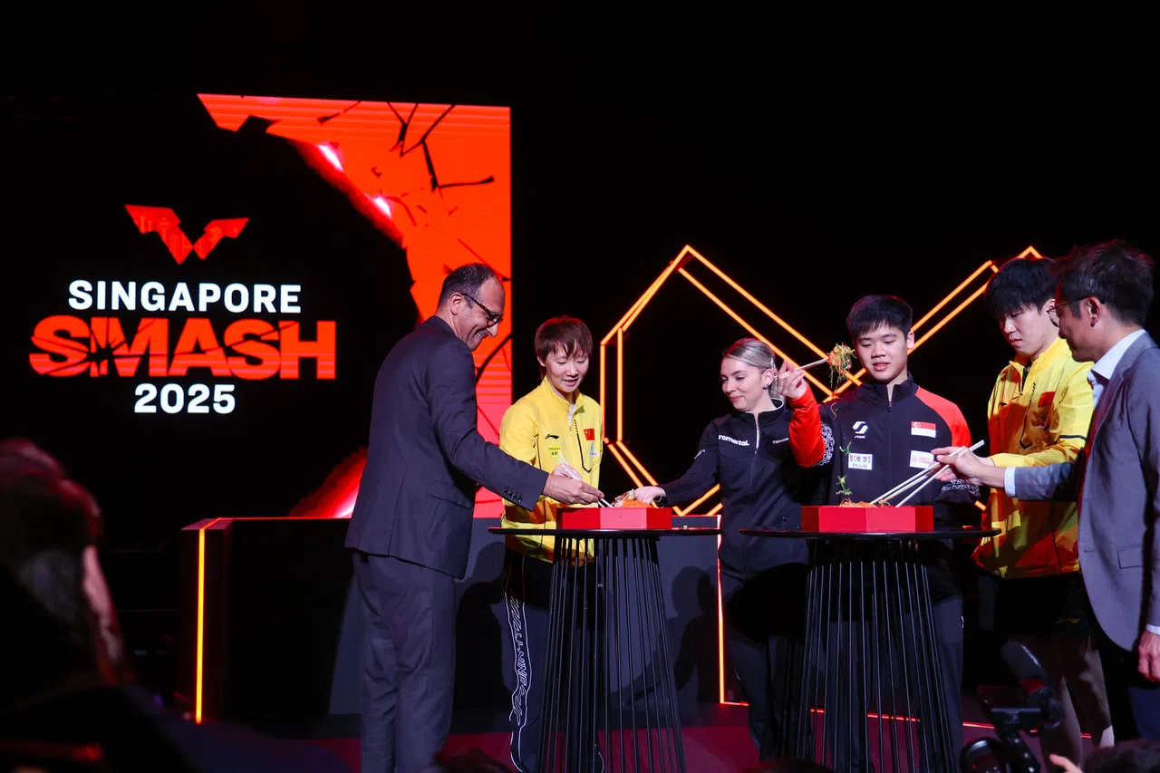 配合农历新年，WTT新加坡大满贯赛会在抽签仪式结束后邀请嘉宾一起捞鱼生。左起为WTT活动执行总监贝萨、上届女单冠军中国的王曼昱、罗马尼亚女单伯纳黛特·斯佐科斯、我国头号男单郭勇、上届男单冠军中国的王楚钦和新加坡体育理事会行业发展、技术及企业创新司总监（企业发展）陈贻洸。（林明顺摄）