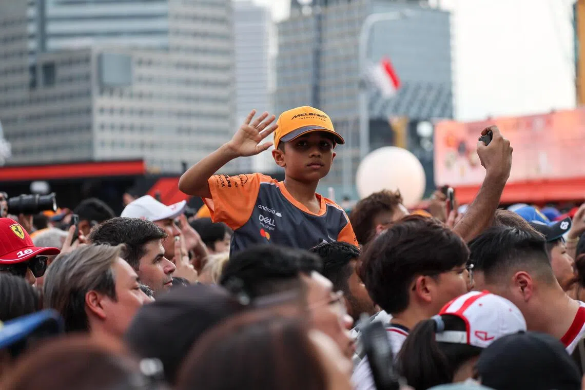 现场有许多迈凯伦车迷，有望见证橙色赛车在新加坡提前卫冕车队冠军的一幕。（张俊杰摄）