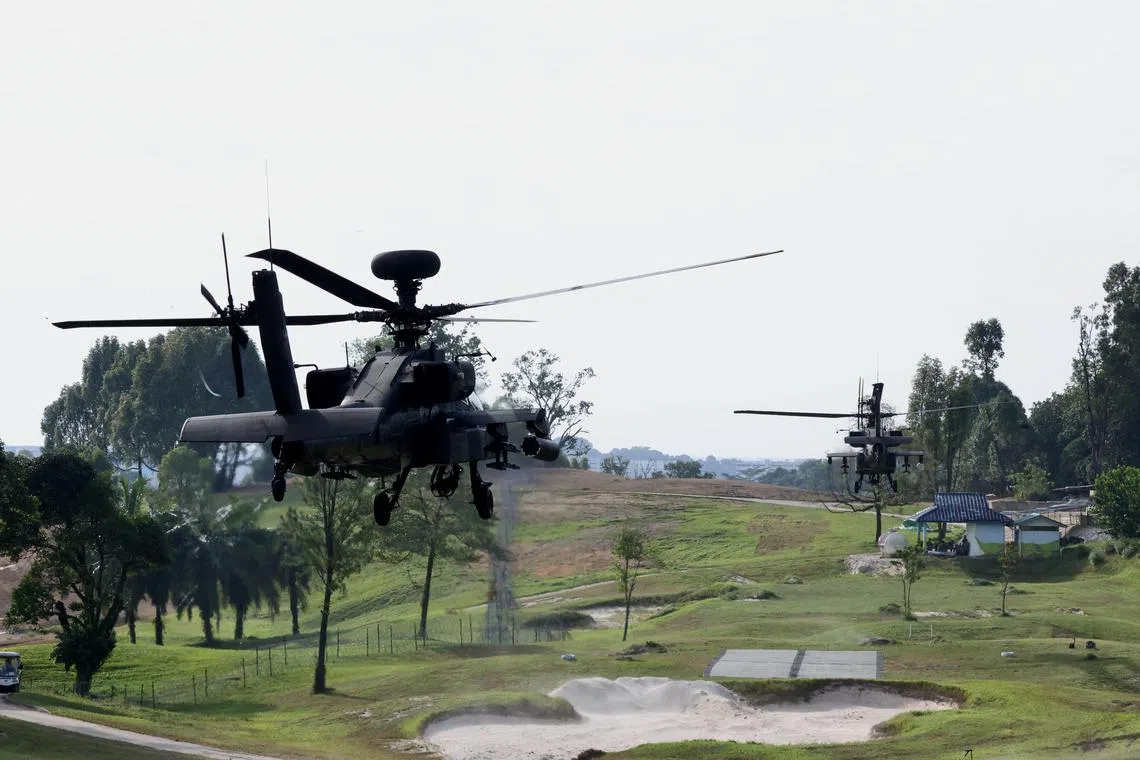 新任国防部长陈振声星期二巡视四军部队，他视察空军时正好赶上“漫游者”演习（Exercise Rover），两架AH-64D型阿帕奇攻击直升机，从三巴旺乡村俱乐部的高尔夫球场改建成的临时运作区域紧急起飞，模拟应对空防威胁突然出现的情况。（邝启聪摄）