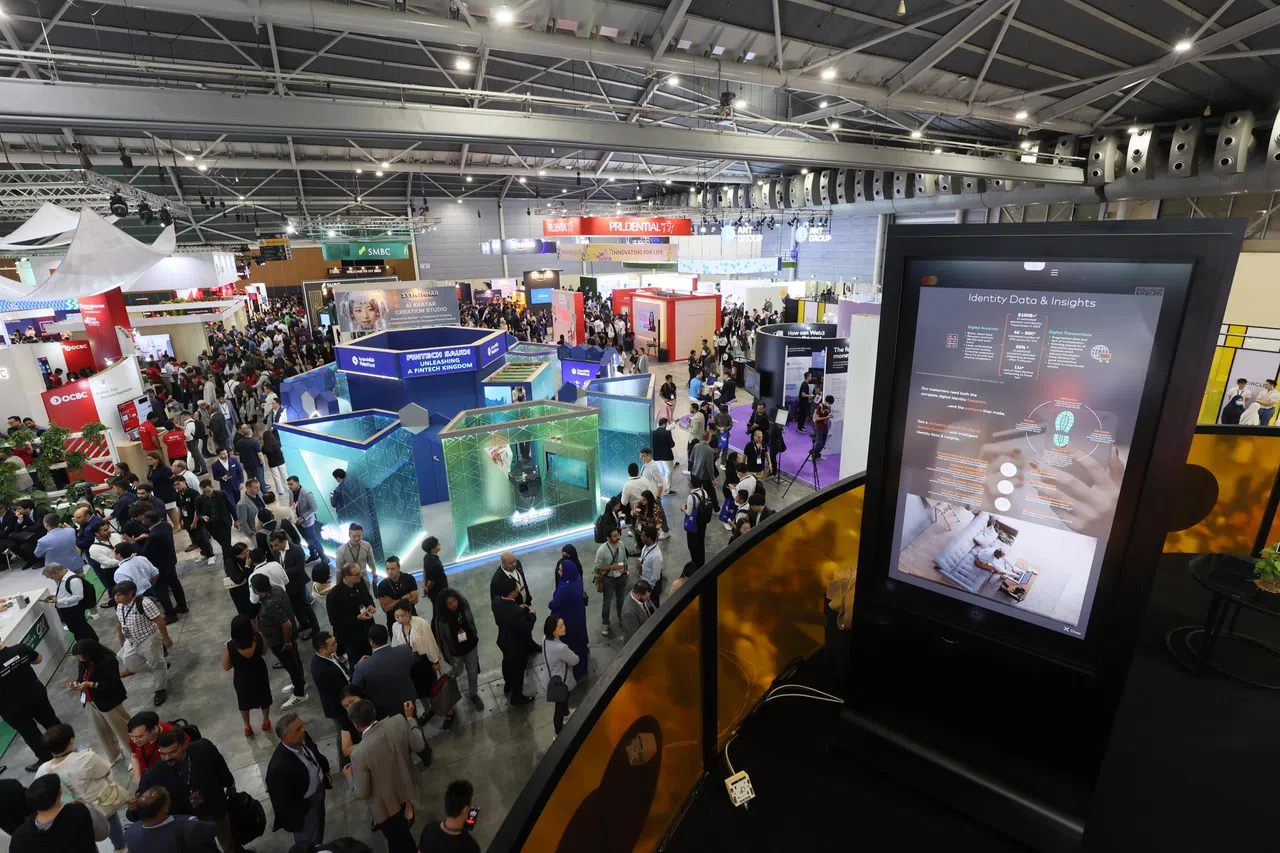 新加坡金融科技节正式掀开序幕，现场人头攒动。（龙国雄摄）