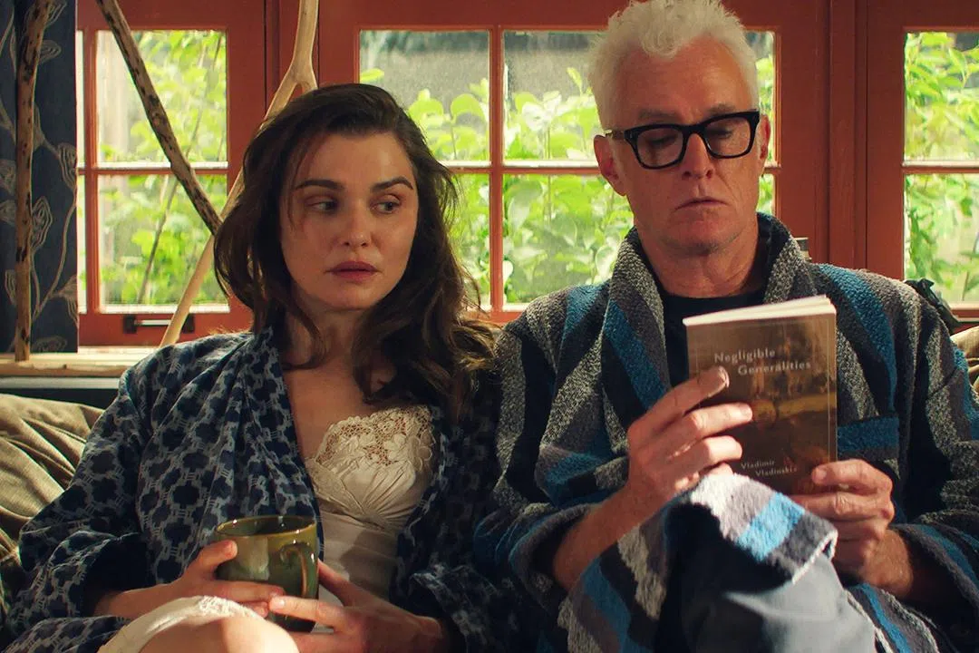 雷切尔韦姿（左）饰演的文学教授因丈夫与女学生的不伦关系，卷入舆论漩涡。（取自Netflix官网）