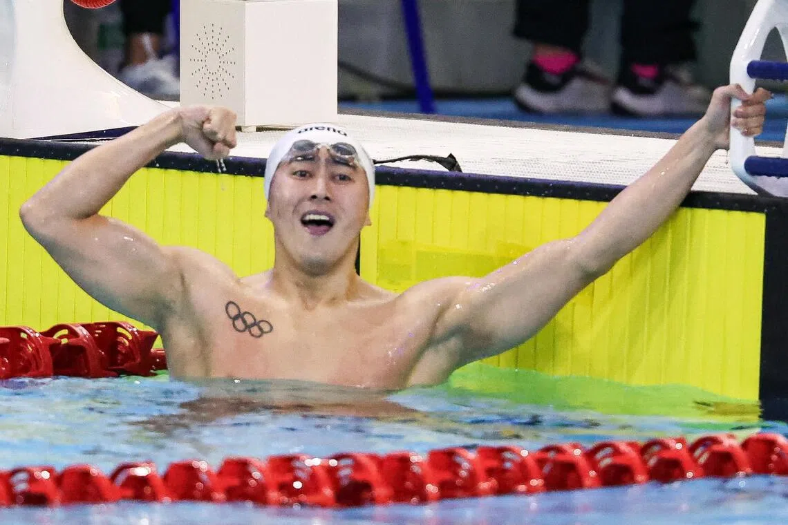 柯正文在夺金后，兴奋握拳庆祝。（海峡时报）