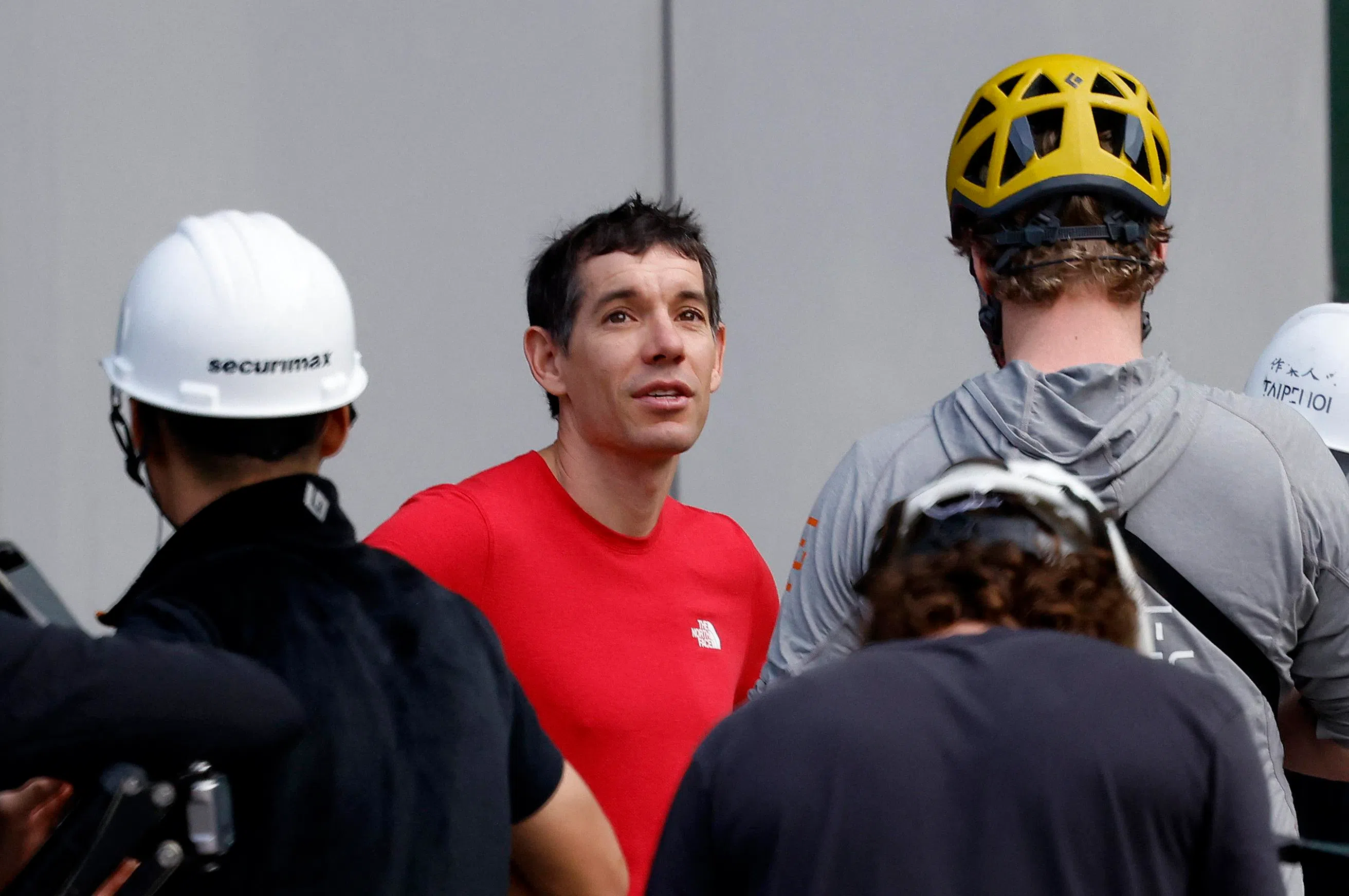 星期天（1月25日）早上近8点半左右，霍诺德身穿红色T恤现身台北101。（路透社）