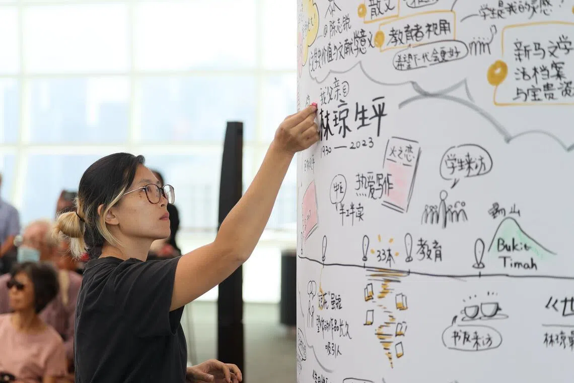 在不借助任何录音和转写设备的情况下，李琼将文学活动现场的致辞、分享和演出重点，转化为可视化的艺术记录。（张俊杰摄）