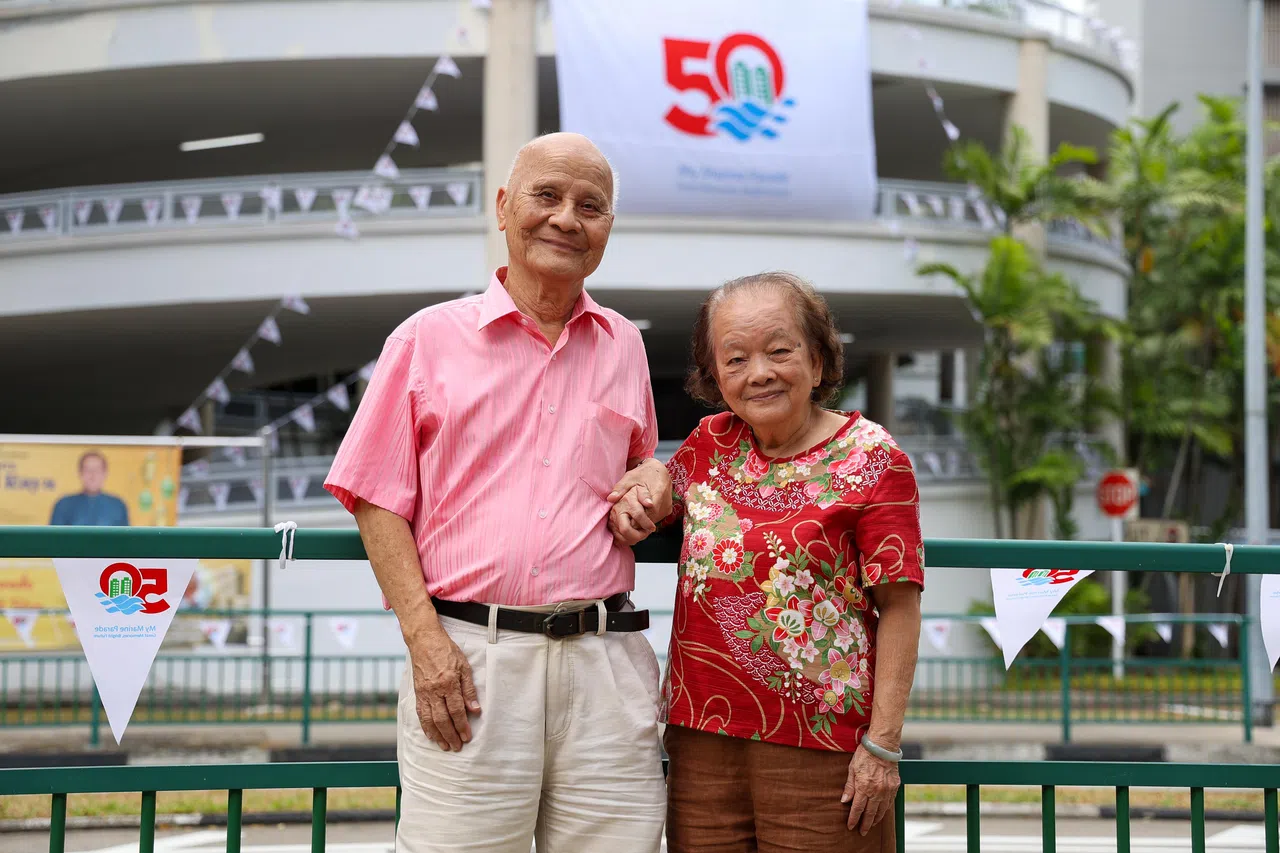 孙炜南（左）和黄玉兰住在马林通道组屋近50年，他们的其中一个儿子现在也住在同一座组屋，可以互相照应。（关俊威摄）
