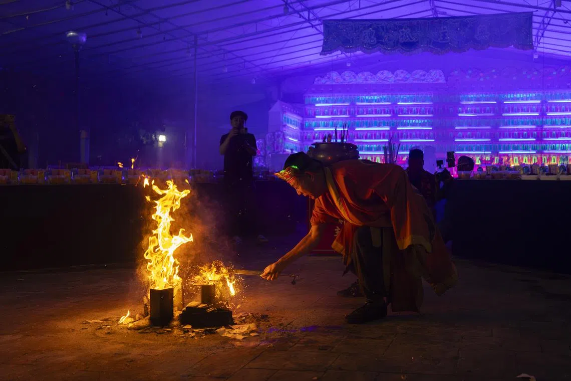 【破地狱六部曲｝之六：瓷砖应声碎落在地，寓意从地狱中解救亡灵。（龙国雄摄）