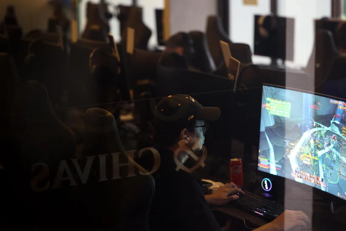 心理卫生学院精神科顾问张炜彬医生说，网络游戏障碍的主要表现为，对玩游戏的强度、频率、持续时间、结束时间失去控制；对玩游戏的重视程度，超过了学业、其他兴趣，甚至饮食起居。（何家俊摄）