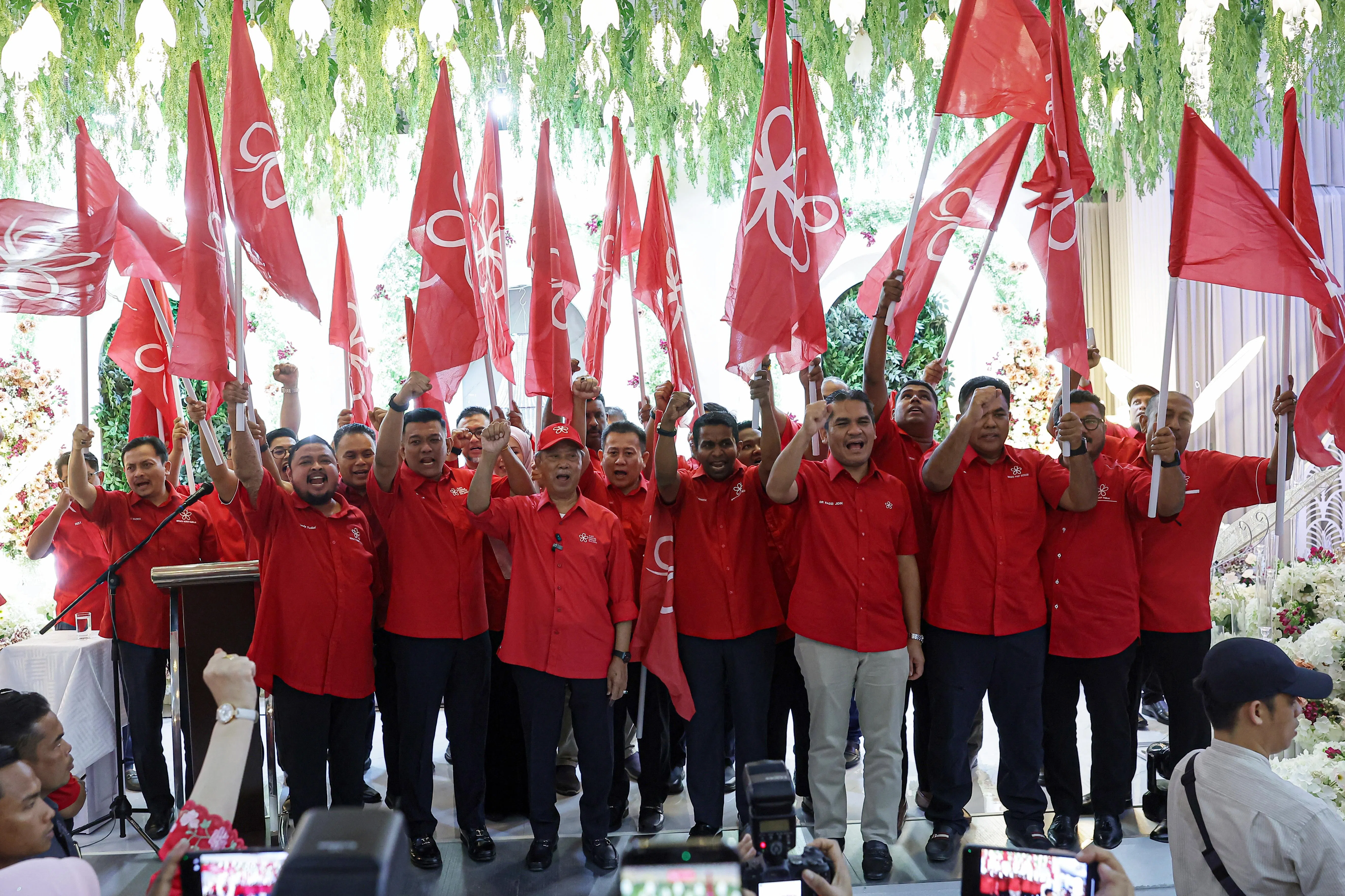 马来西亚土著团结党主席慕尤丁（前排左三）宣布森州选举土团党24名候选人名单，其中八人将挑战伊斯兰党和国家宏愿党，国盟内部矛盾与斗争一触即发。（马新社）