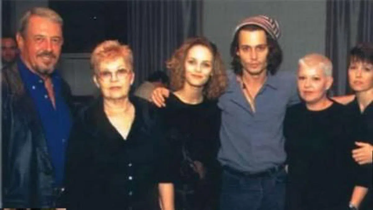 Johnny Depp（右三）年轻时的全家福，左一起为父母。（互联网）