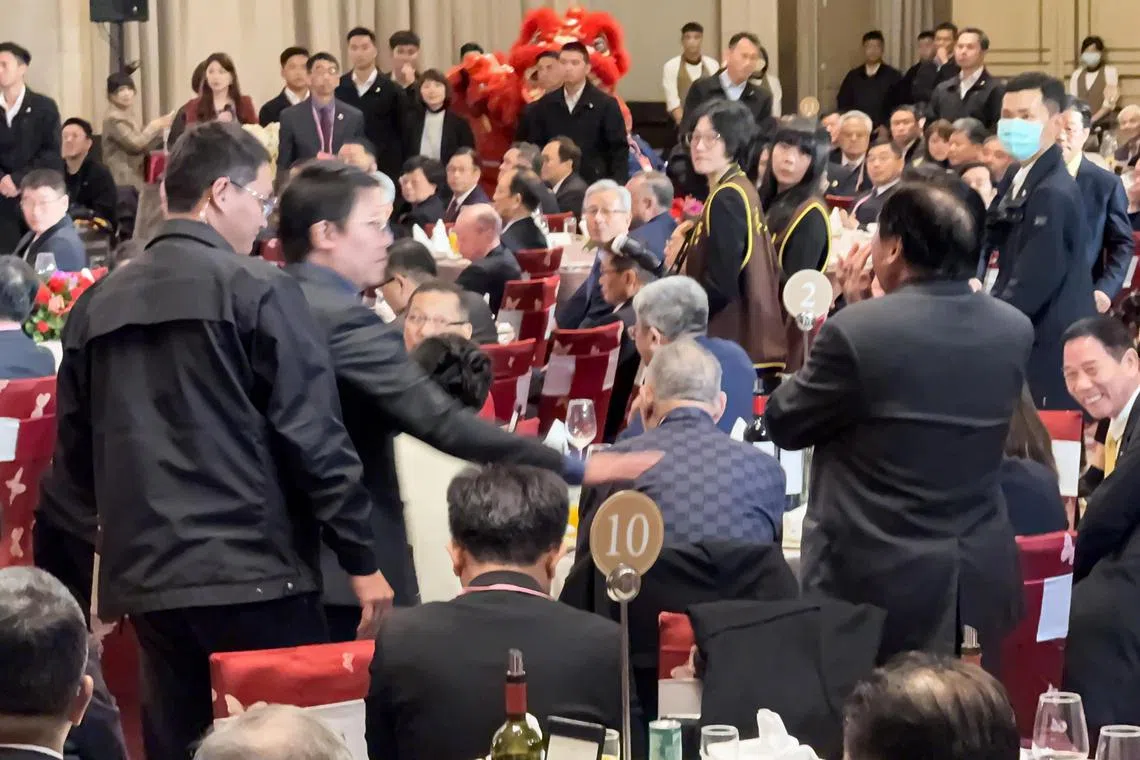 台湾总统赖清德2月3日在台商春节联谊活动致词结束后，坐在宴会厅后方的厦门台商叶永松突然起身对着赖清德高喊， “当家不要闹事，台商反对大罢免”。（缪宗翰摄）