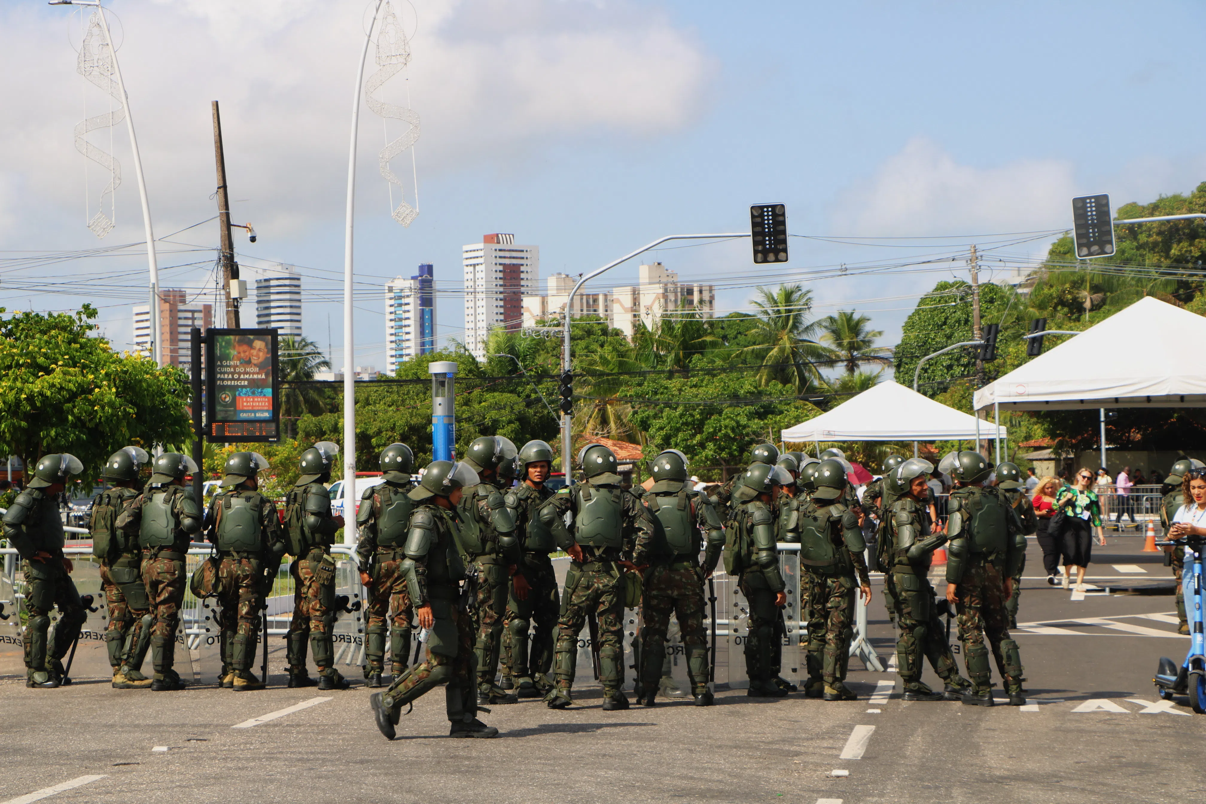 COP30贝伦时间星期一（11月17日）进入政治阶段，为确保各国领导人的安危，会场外有更多保安看守。（蔡玮谦摄）