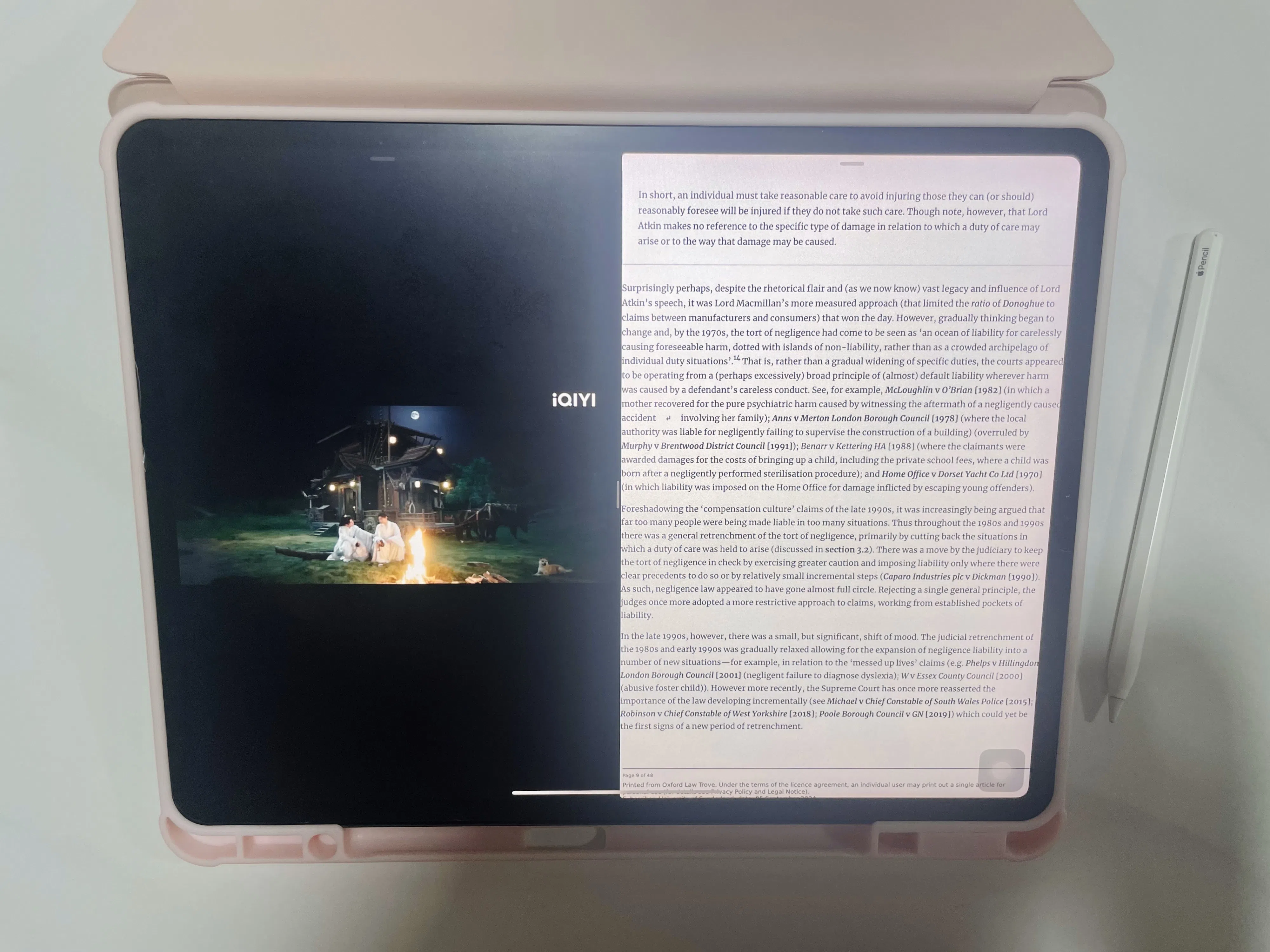 将Ipad一分为二，一边投放侵权法的学习资料，另一边播放之前看过的剧《莲花楼》。（周佳铃摄）