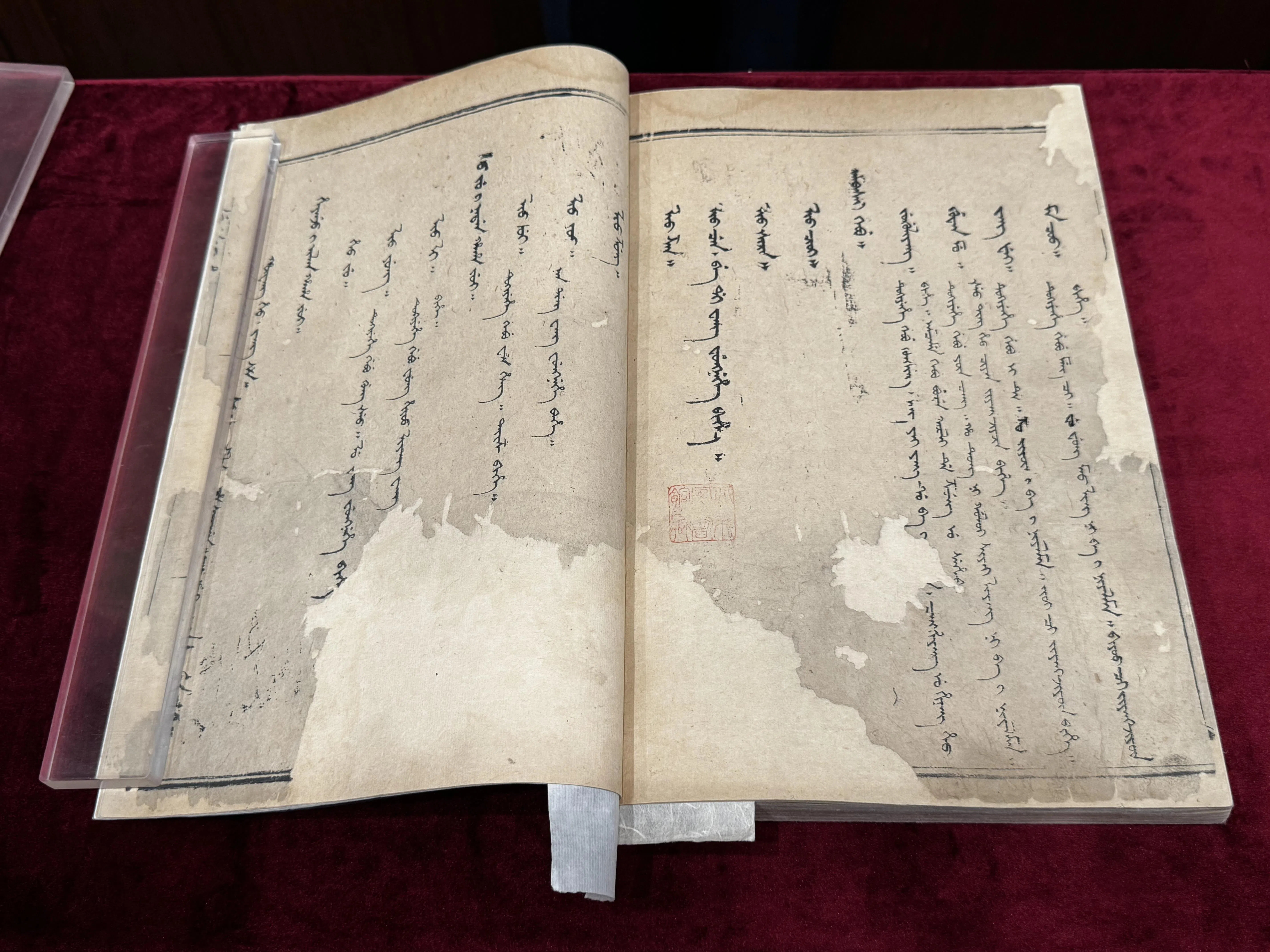 满文版《三国演义》在顺治七年翻译完成。中国国家图书馆藏品，图摄于9月20日。（沈泽玮摄）