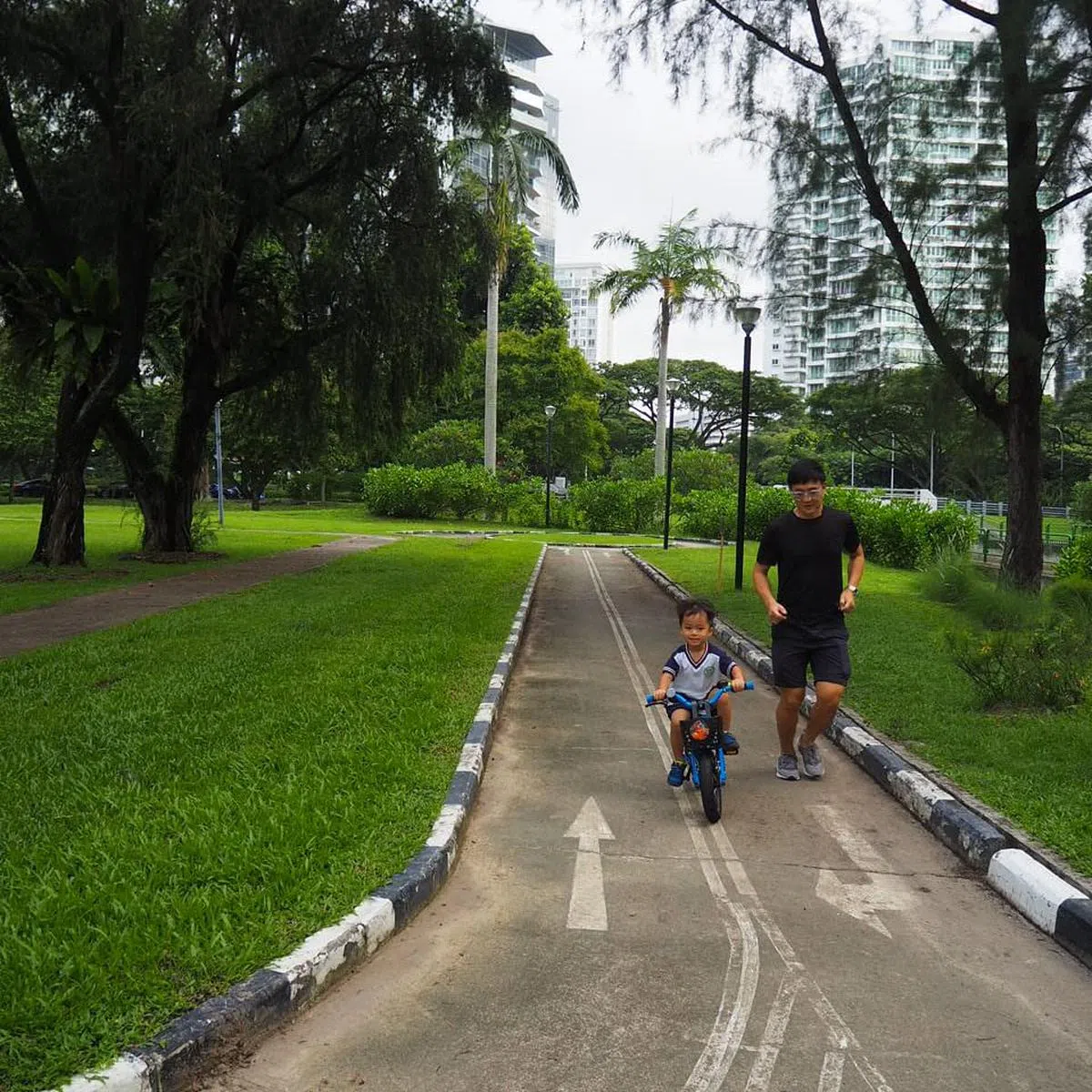 颜顺福带儿子颜恩骑车。（受访者提供）
