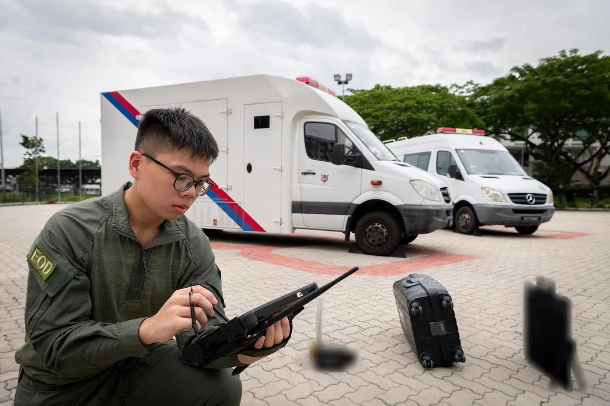 军火拆爆组的符诗健少尉说，这是自己首次参与到类似的行动中，当时自己心里十分紧张，但是平日的训练及演练让自己顺利完成任务。（国防部提供）