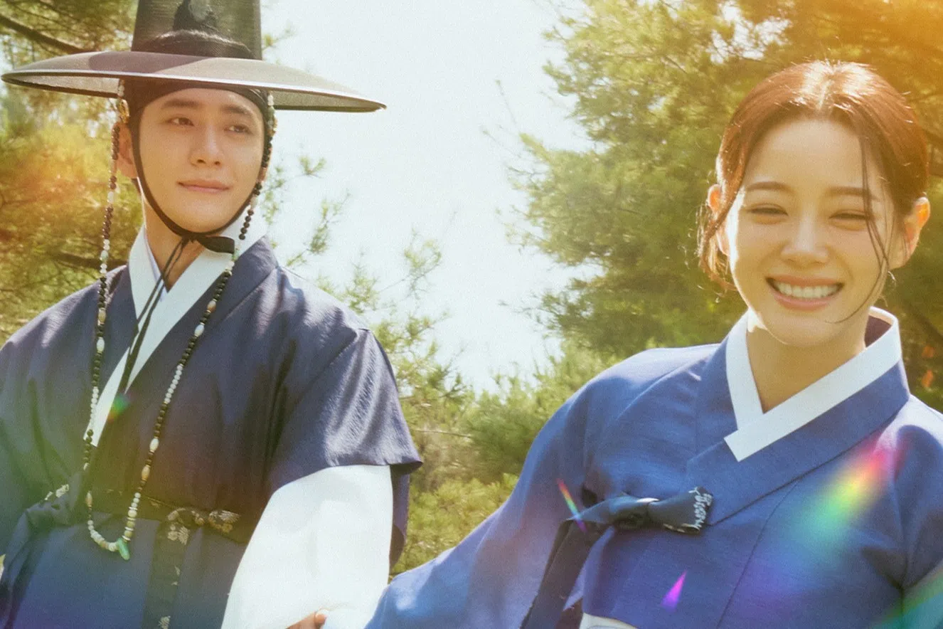 金世正（右）和姜泰伍上演灵魂互换的故事。（Viu提供）