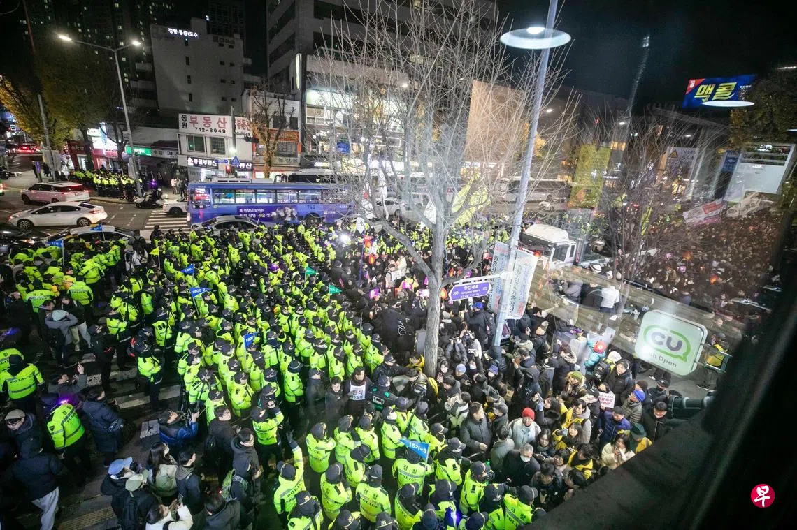 六小时戒严闹剧给韩国社会严重的动荡| 联合早报