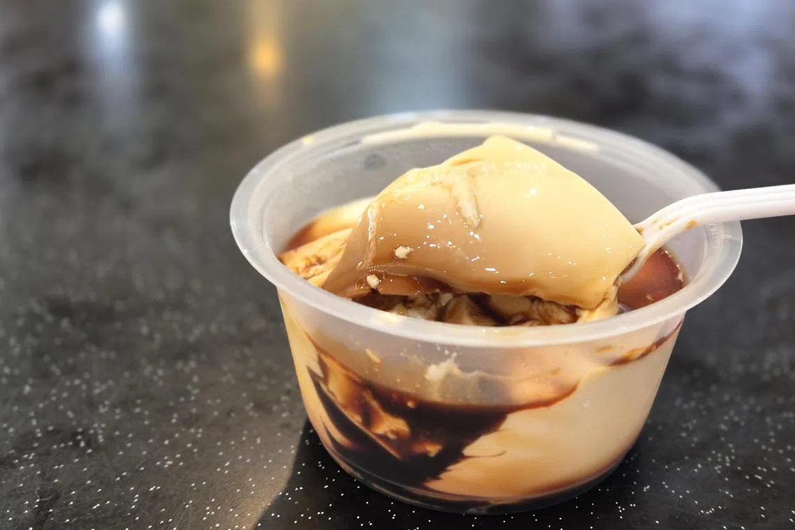 意式奶冻（panna cotta）的口感顺滑，焦糖浆很香。（陈爱薇摄）