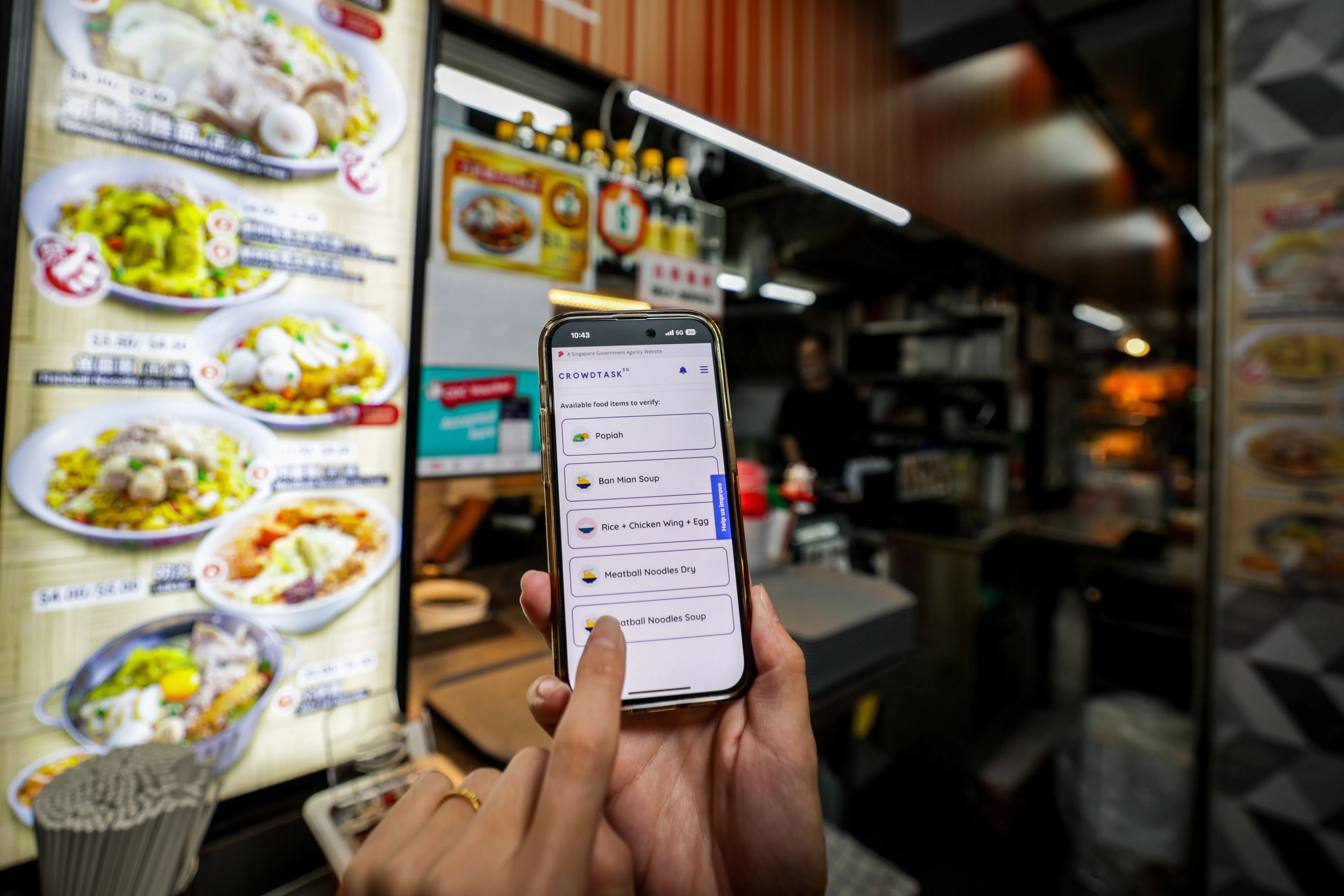 公众可以到CrowdTaskSG平台推荐经济餐，也可以核实其他食客的推荐。（叶振忠摄）
