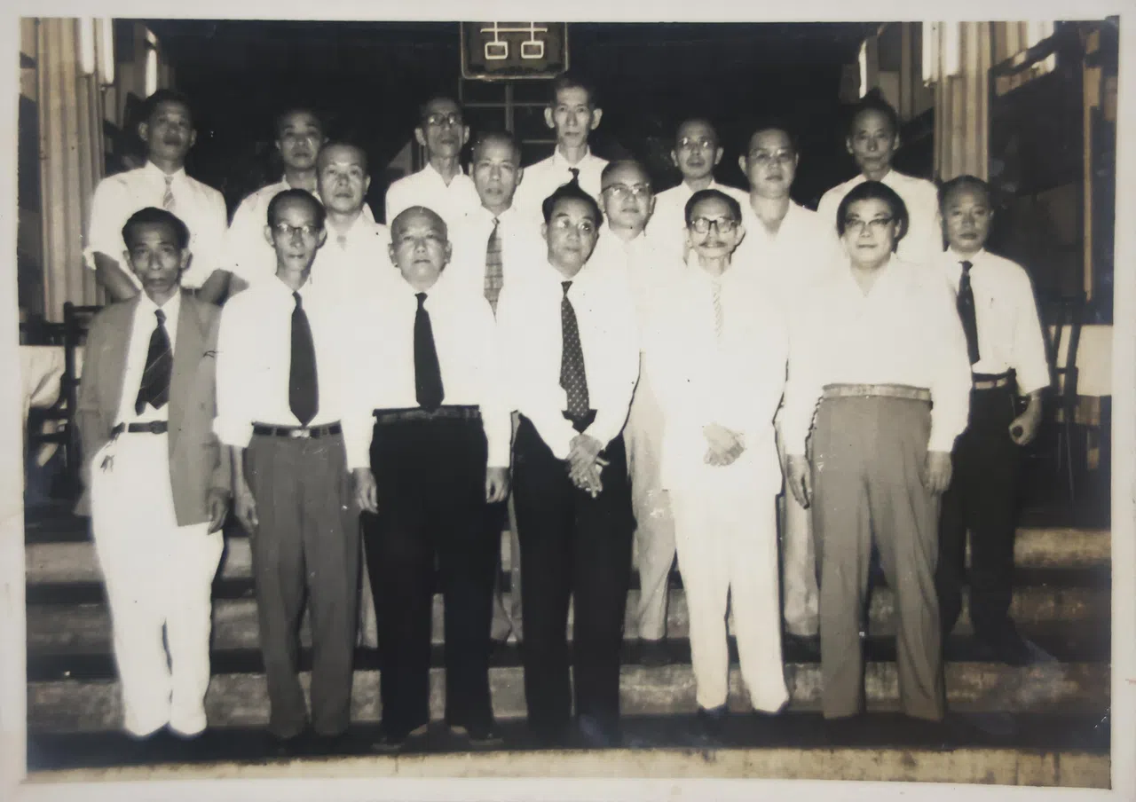 1957年至1958年，曾心影（前排中）也担任新声诗社首任社长。（曾昭文提供）