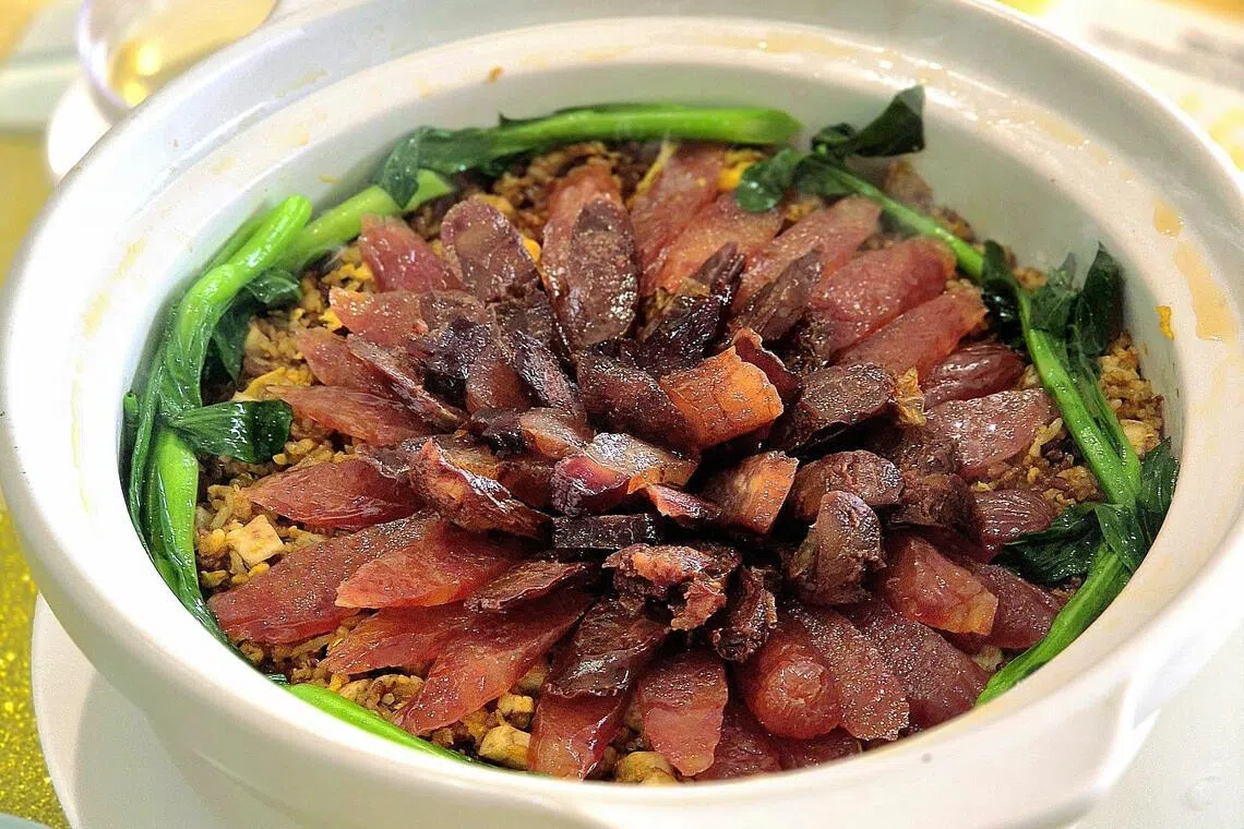 港式腊味煲渗透腊肠、润肠和腊肉的油脂和香气。（陈爱薇摄）