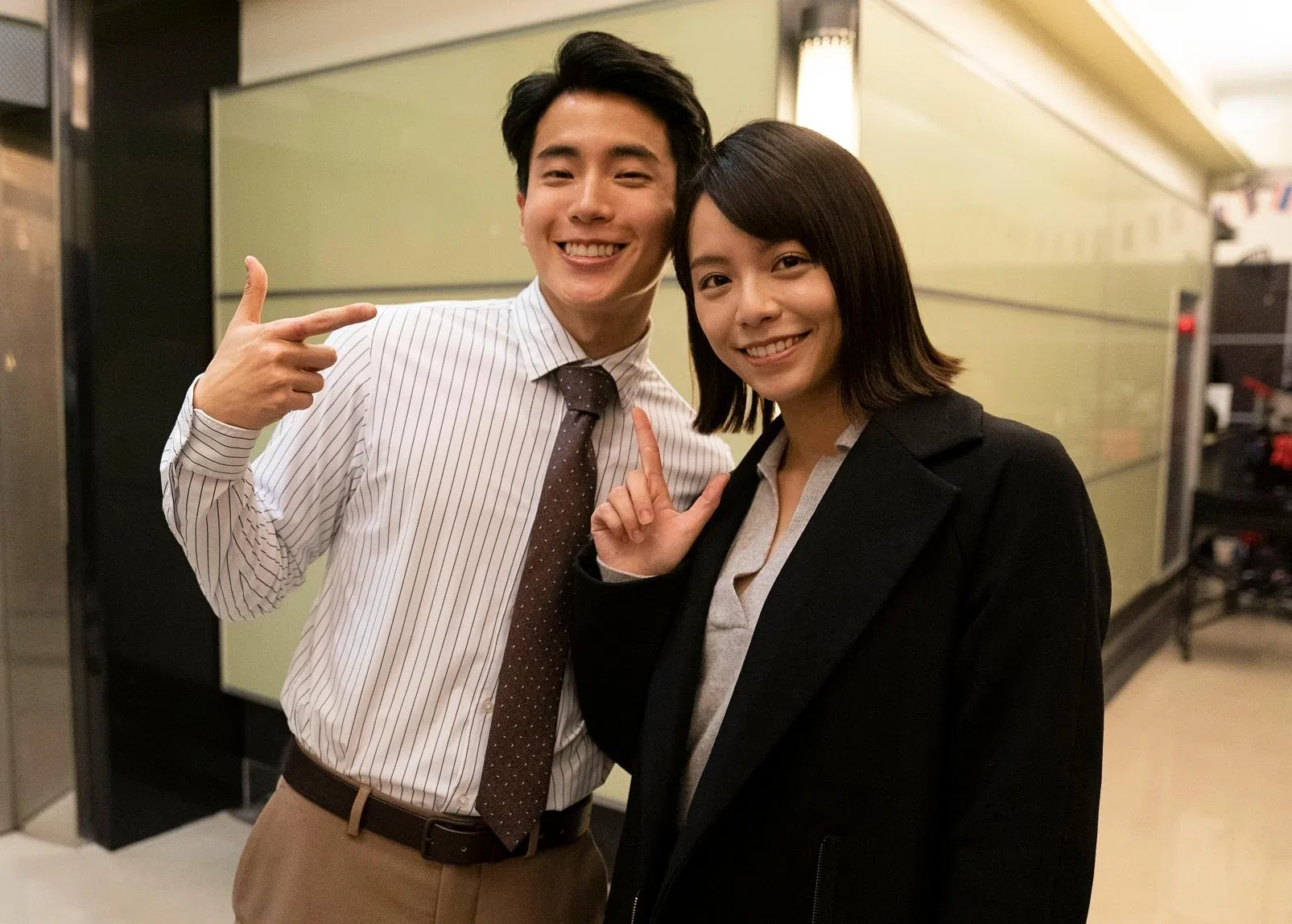 宋芸桦（右）跟查侬（左）合作之后，赞他是一个能量很强的演员，而且华语讲得非常好。（互联网）