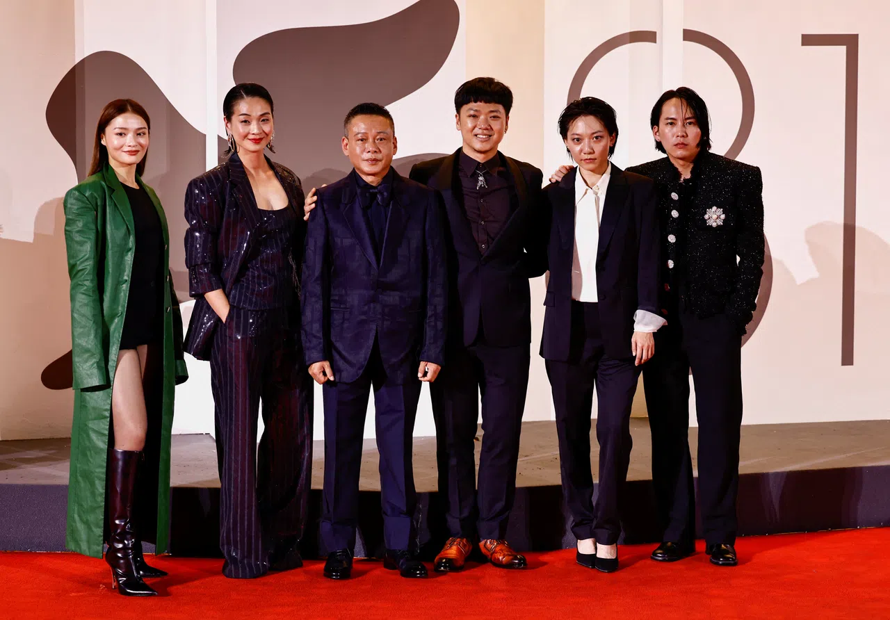 导演杨修华（左四）携《默视录》主创在威尼斯影展亮相，左起为“娜娜”陈雯诗、台湾艺人陈雪甄、李康生、林幻梦露和巫建和。（路透社）
