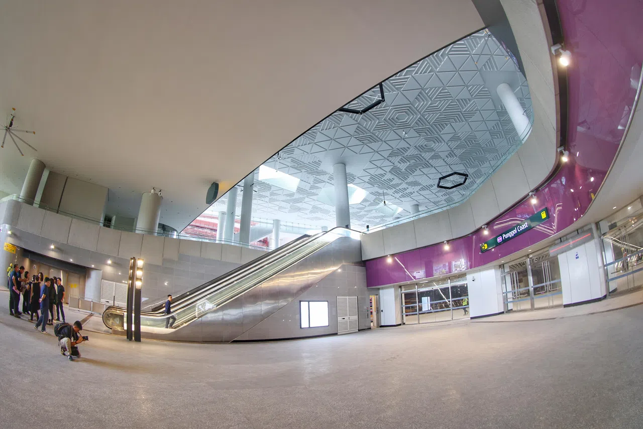 榜鹅海岸站的榜鹅数码园区出入口。（郑一鸣摄）