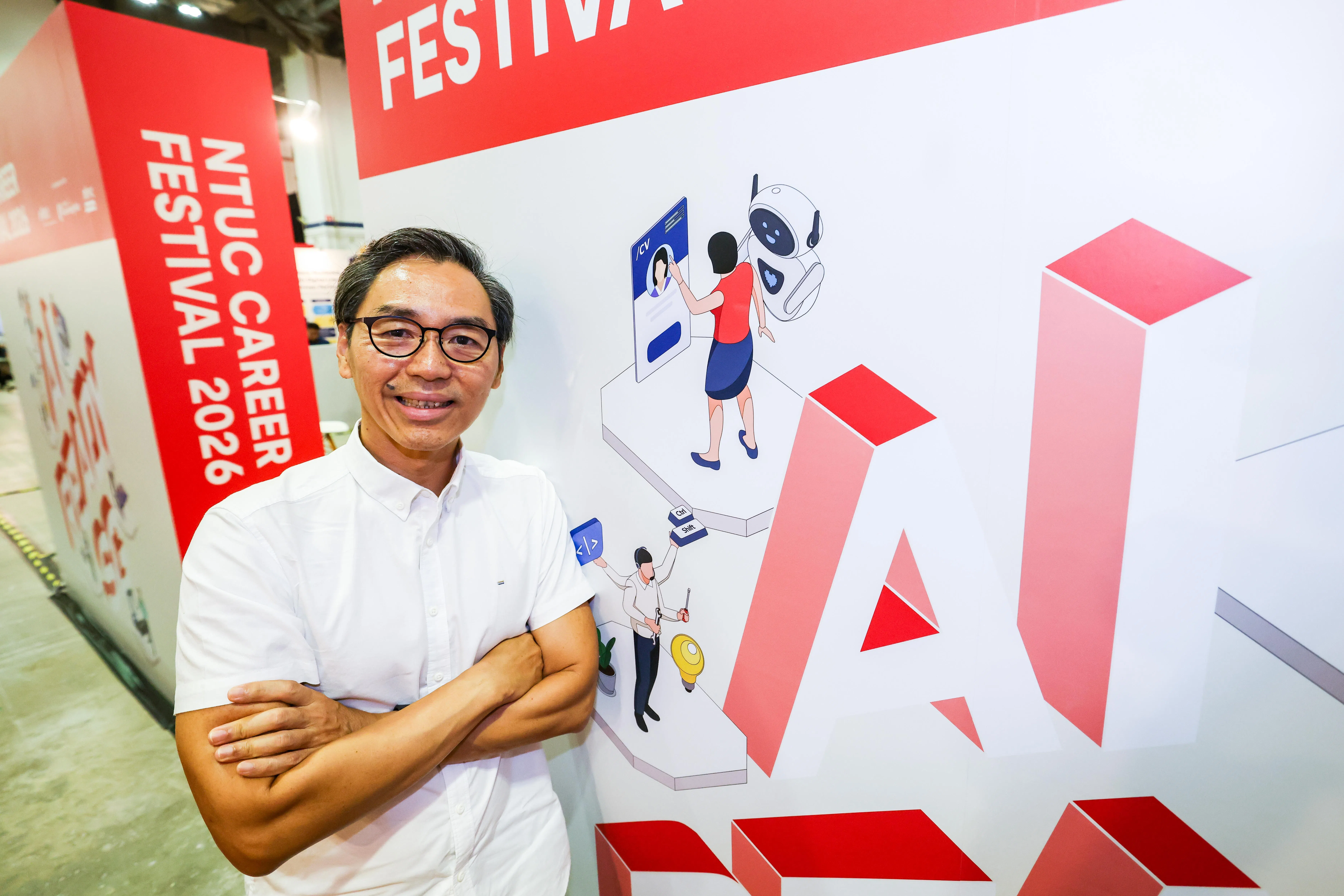 55岁的苏伟坚去年11月被裁后正积极找工，他对学习人工智能持开放态度。（陈斌勤摄）