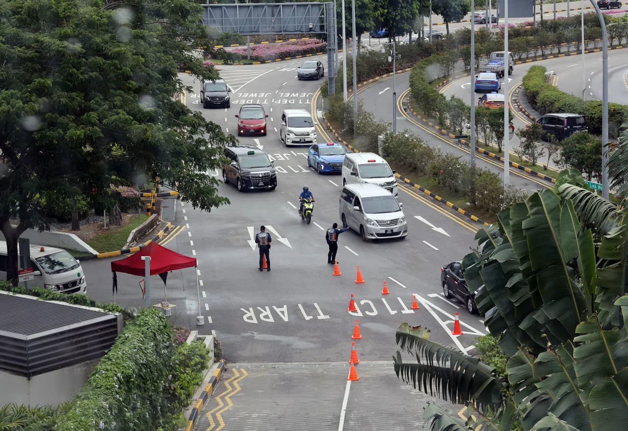 截至星期二下午5时，警方仍在封锁道路。（刘启成摄）