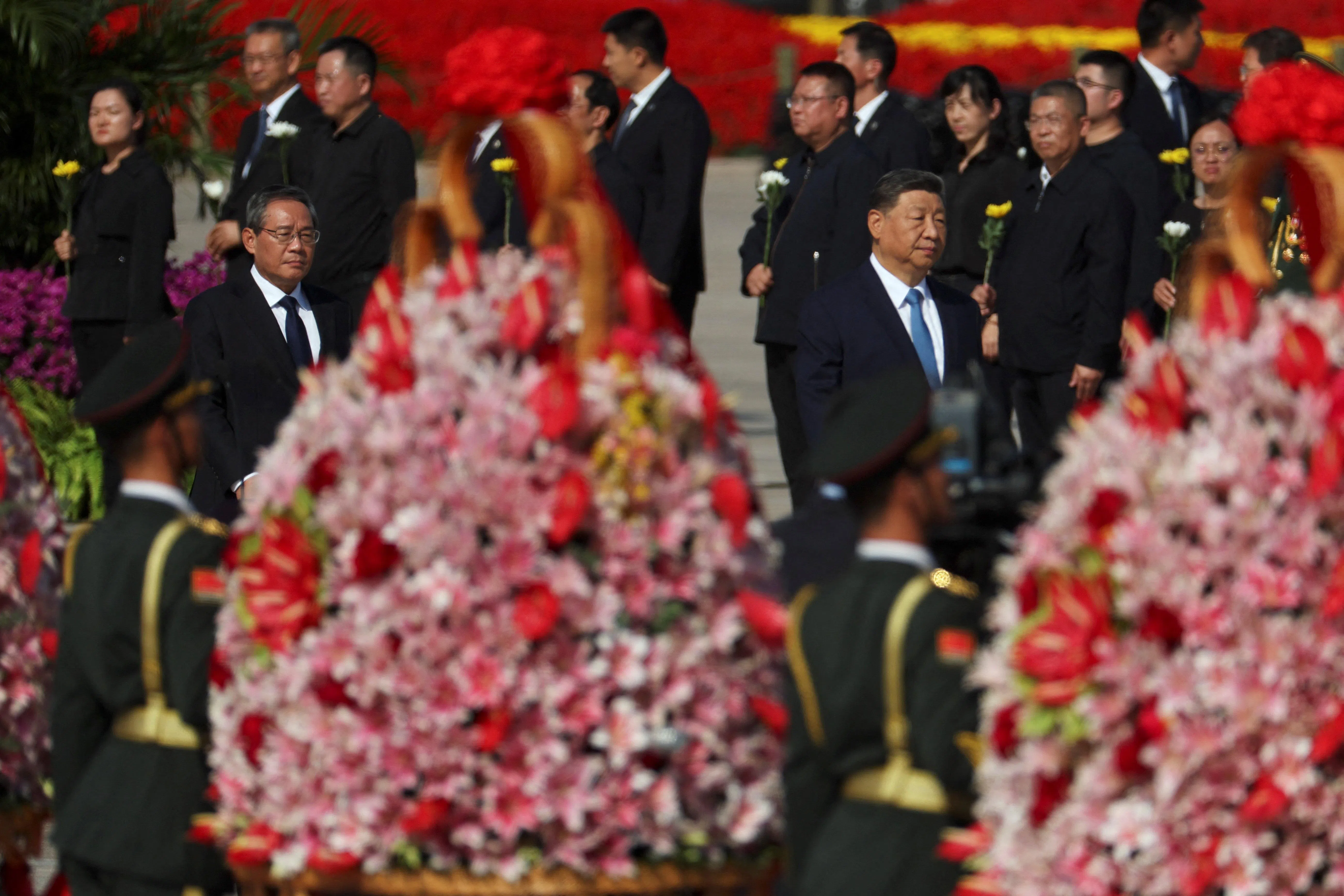 习近平等中共和国家领导人星期二（9月30日）出席烈士纪念日向人民英雄敬献花篮仪式。站在习近平右边的是中国总理李强。（路透社）