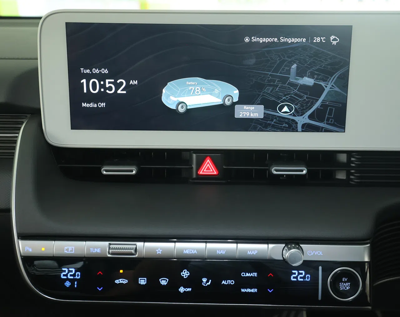 触控屏下方有一排实体按键及冷气控制面板。（邬福梁摄）