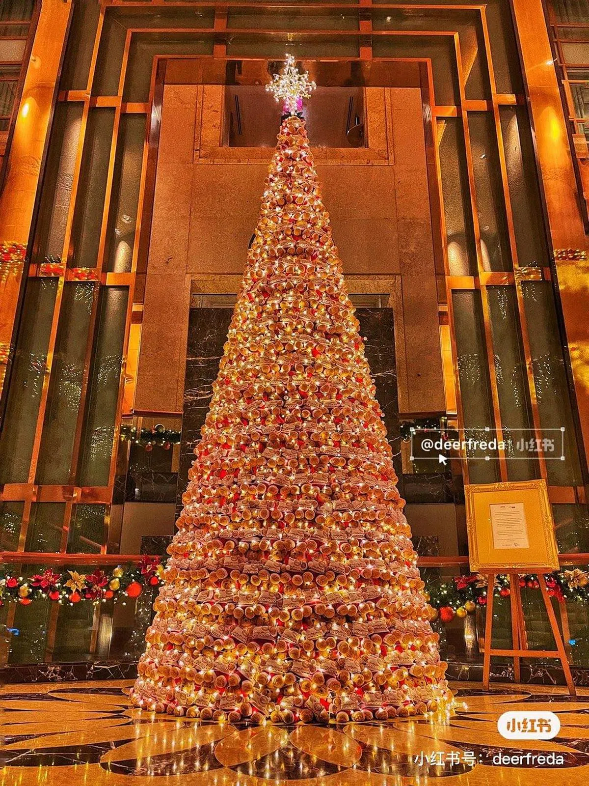 一只只泰迪熊堆砌成的圣诞树（图/晚安鹿酱 小红书）。