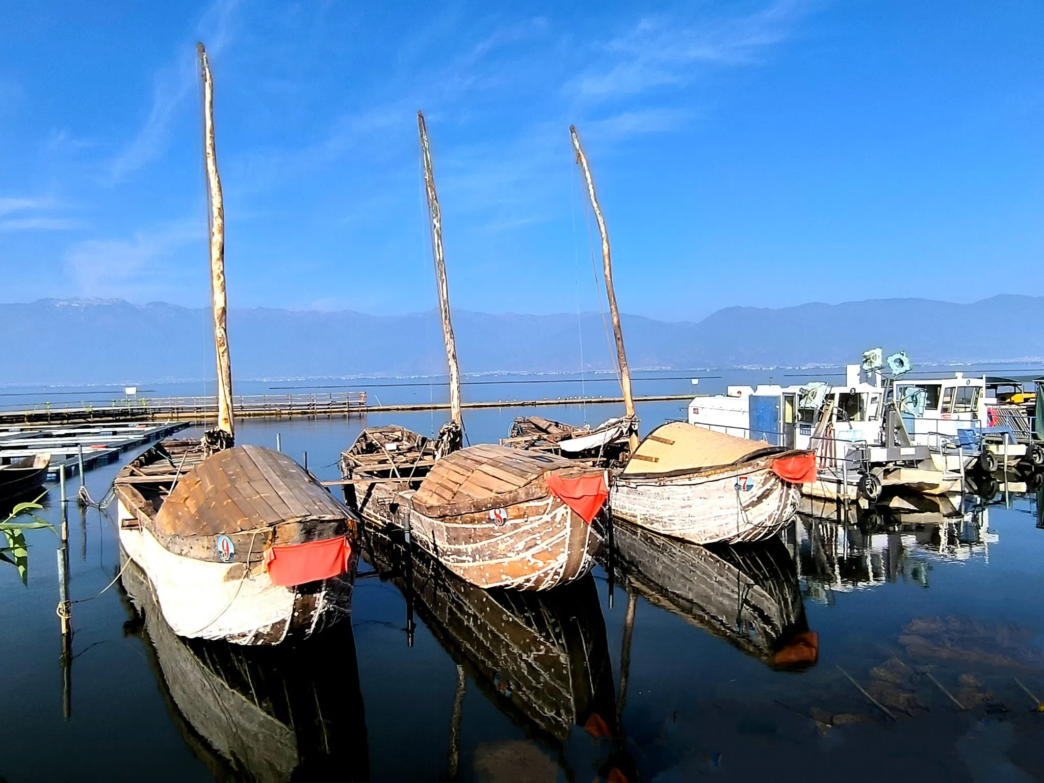 挖色镇仍有少数渔船和渔排，保留了洱海朴素的景色。（许月英摄）