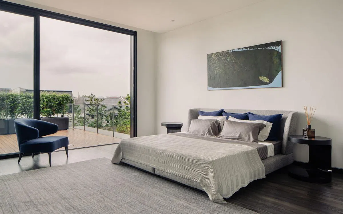 阁楼主人房连接阳台花园。