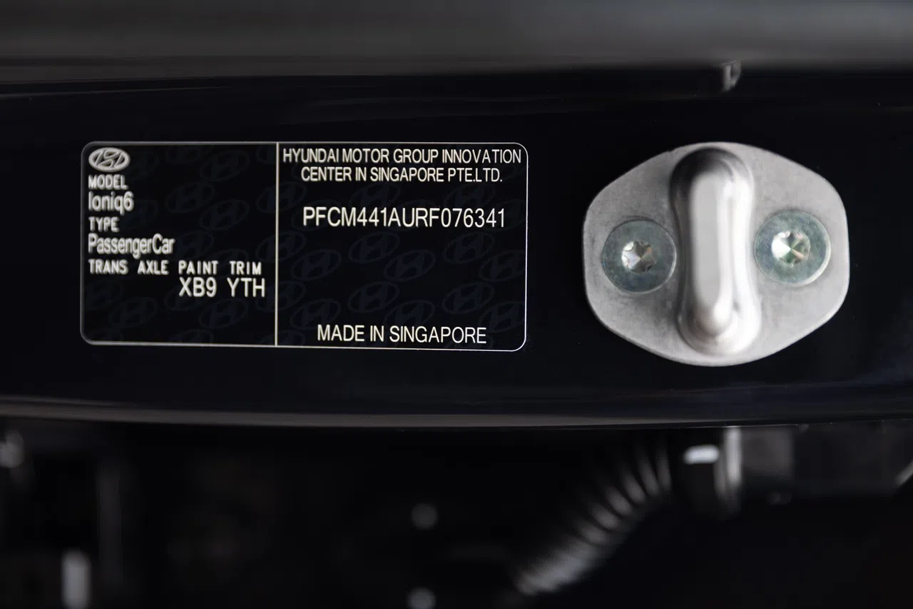 Ioniq 6车门处有一小块牌子，上面写着“新加坡制造”。（特约沈康雄摄）
