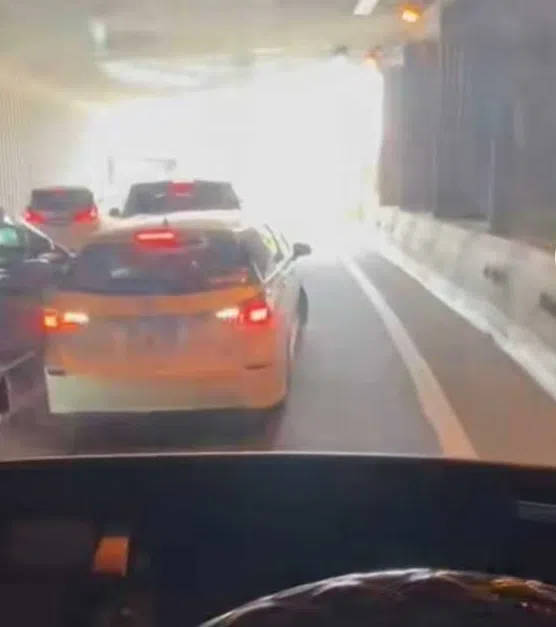 新加坡注册的丰田休旅车在柔佛长堤关卡试图强行插队，导致后方巴士受阻。（中国报）