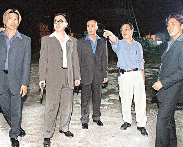 杜Sir（右二）当年指导吴镇宇（中）、黄秋生（左二）等演员拍《枪火》，打败王家卫和李安拿下第37届香港电影金像奖最佳导演奖。（互联网）