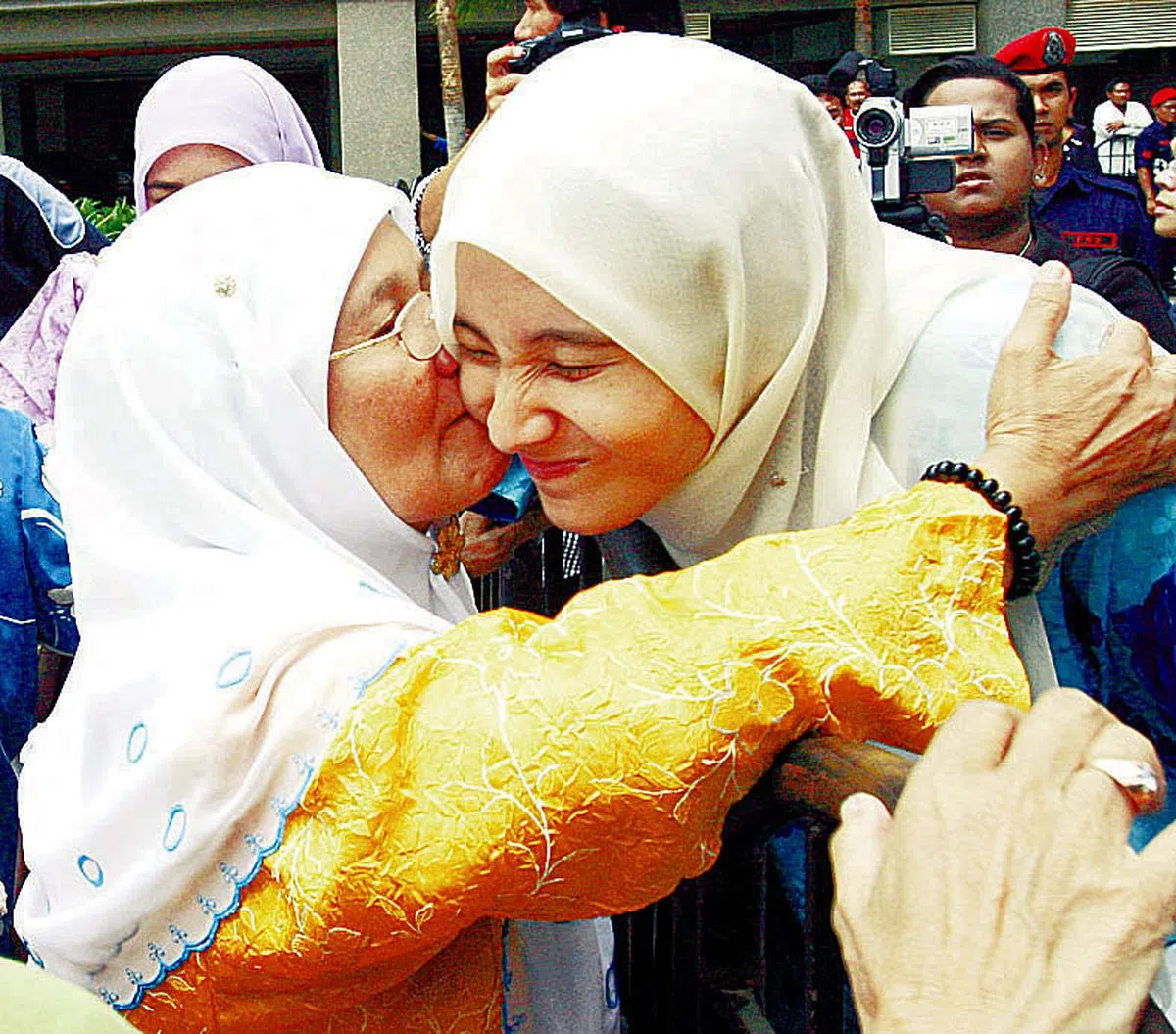 听闻父亲安华获释后，努鲁依莎与母亲旺阿兹莎相拥。（档案照）