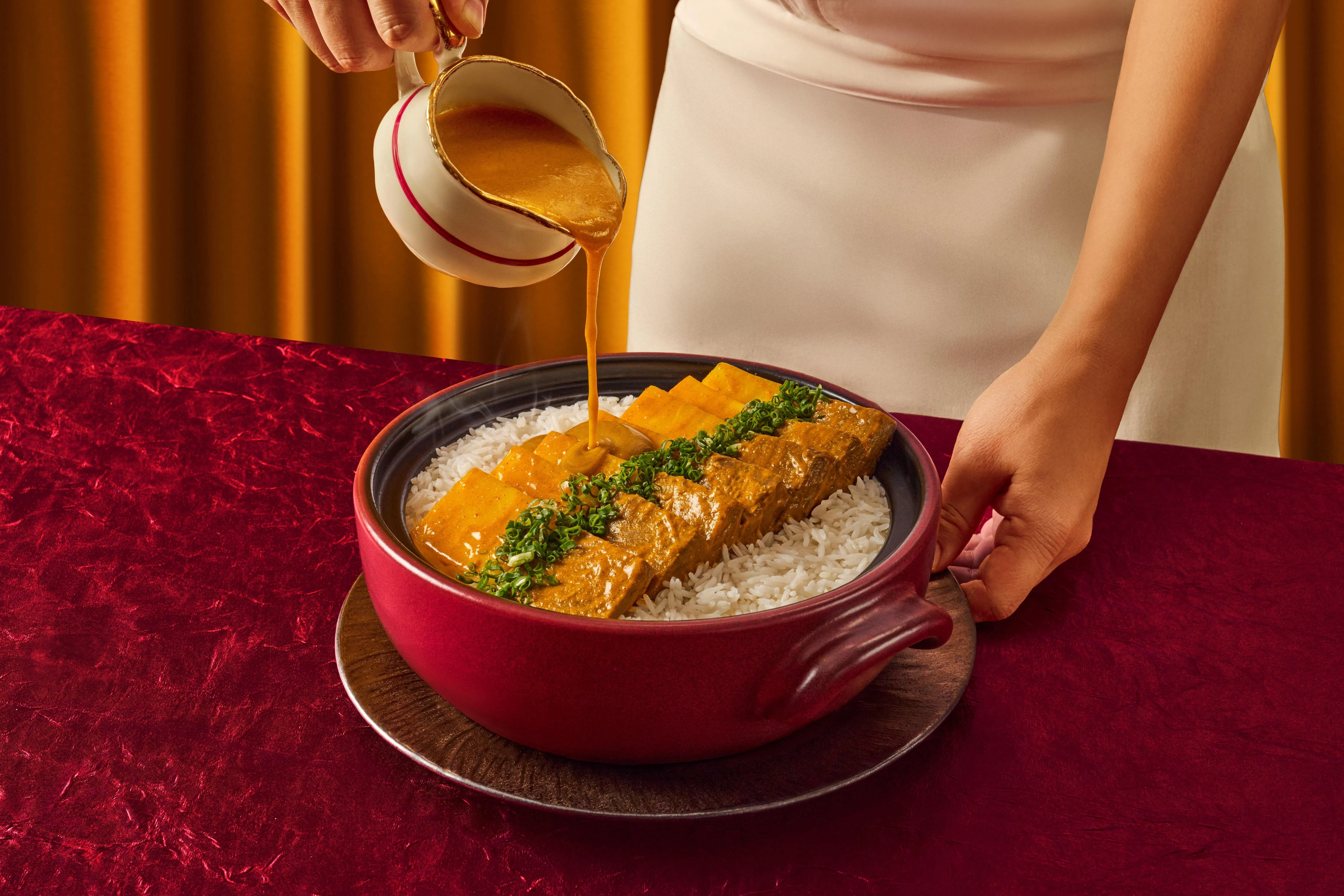 猪油煲仔饭可另加粤式咖喱银萝和牛腱配餐。（餐馆提供）